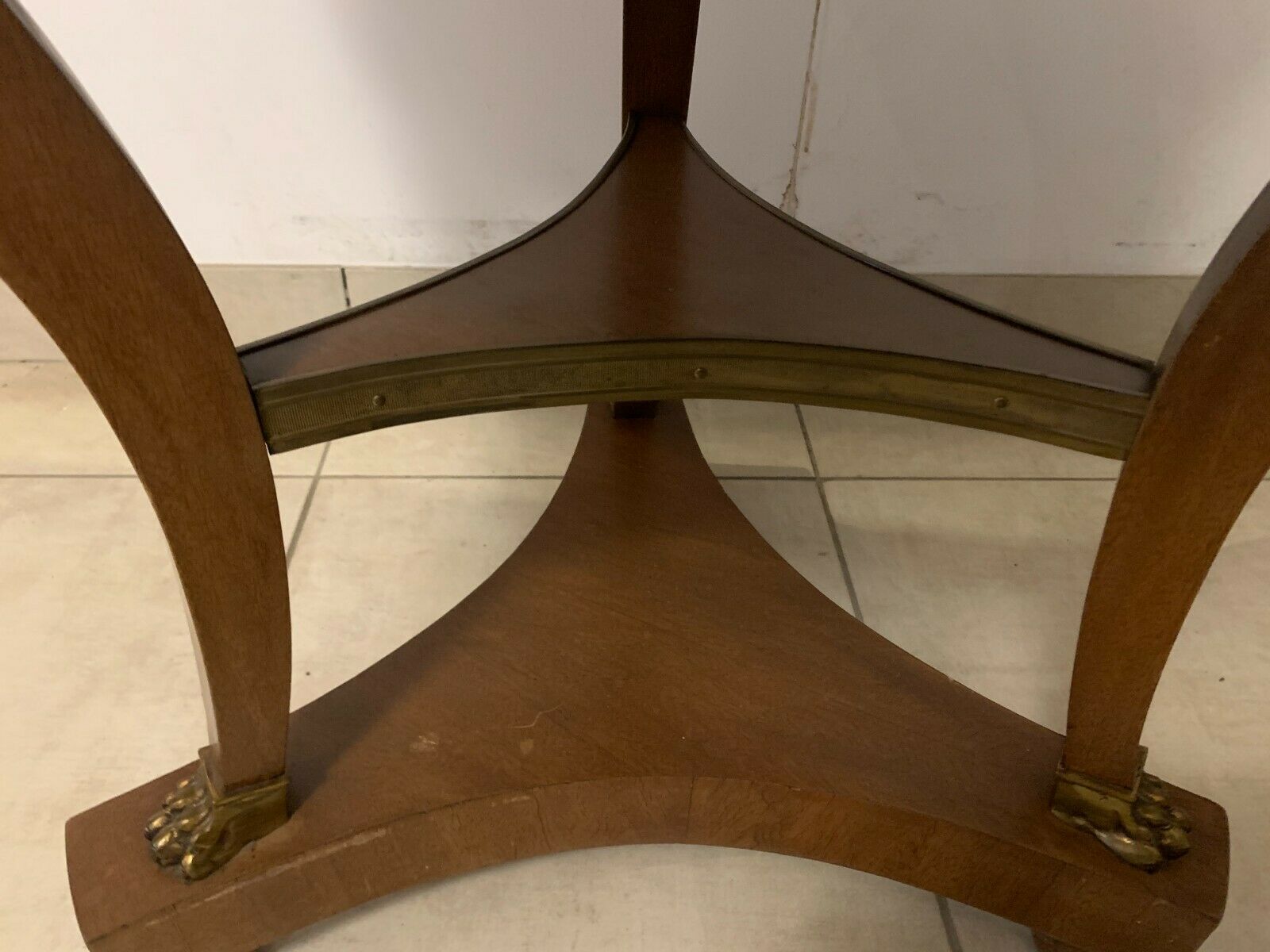 Empire-style tripode healing in mahogany top of marble gallery