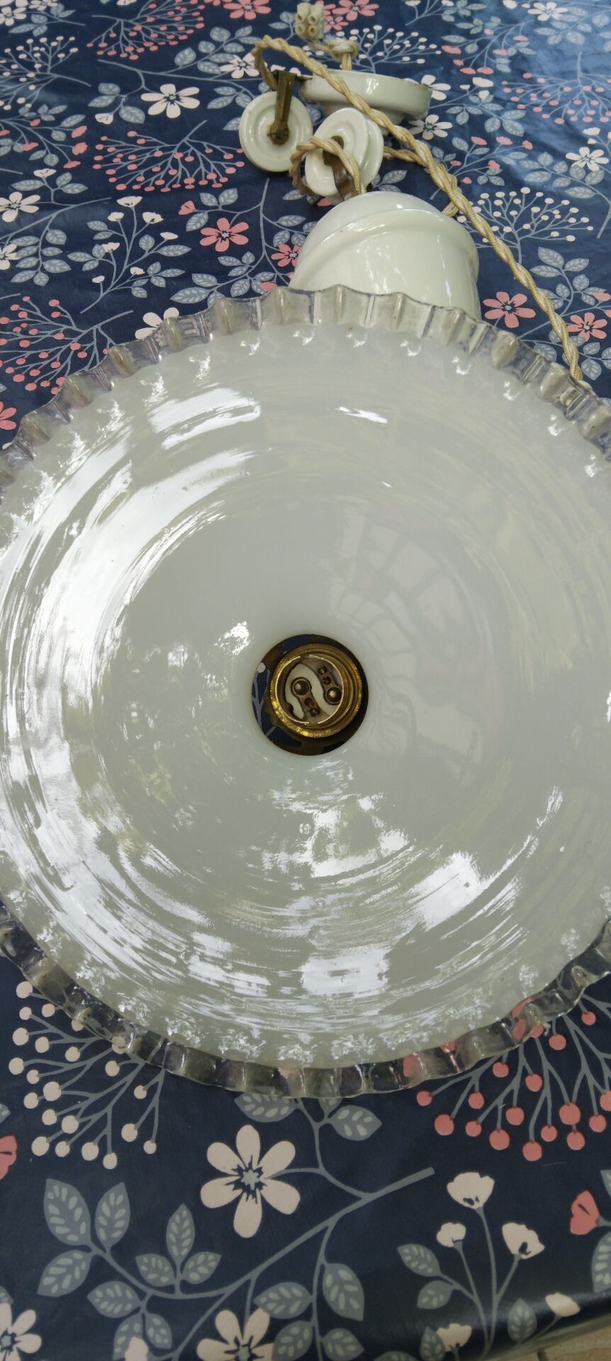 Vintage suspension, raised and lowered opaline porcelain.