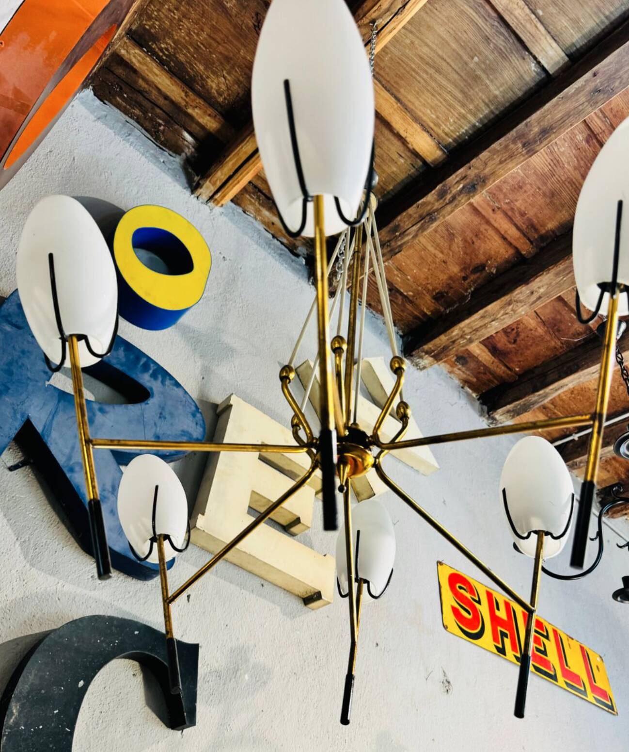 Lampadario vintage in vetro opalino bianco