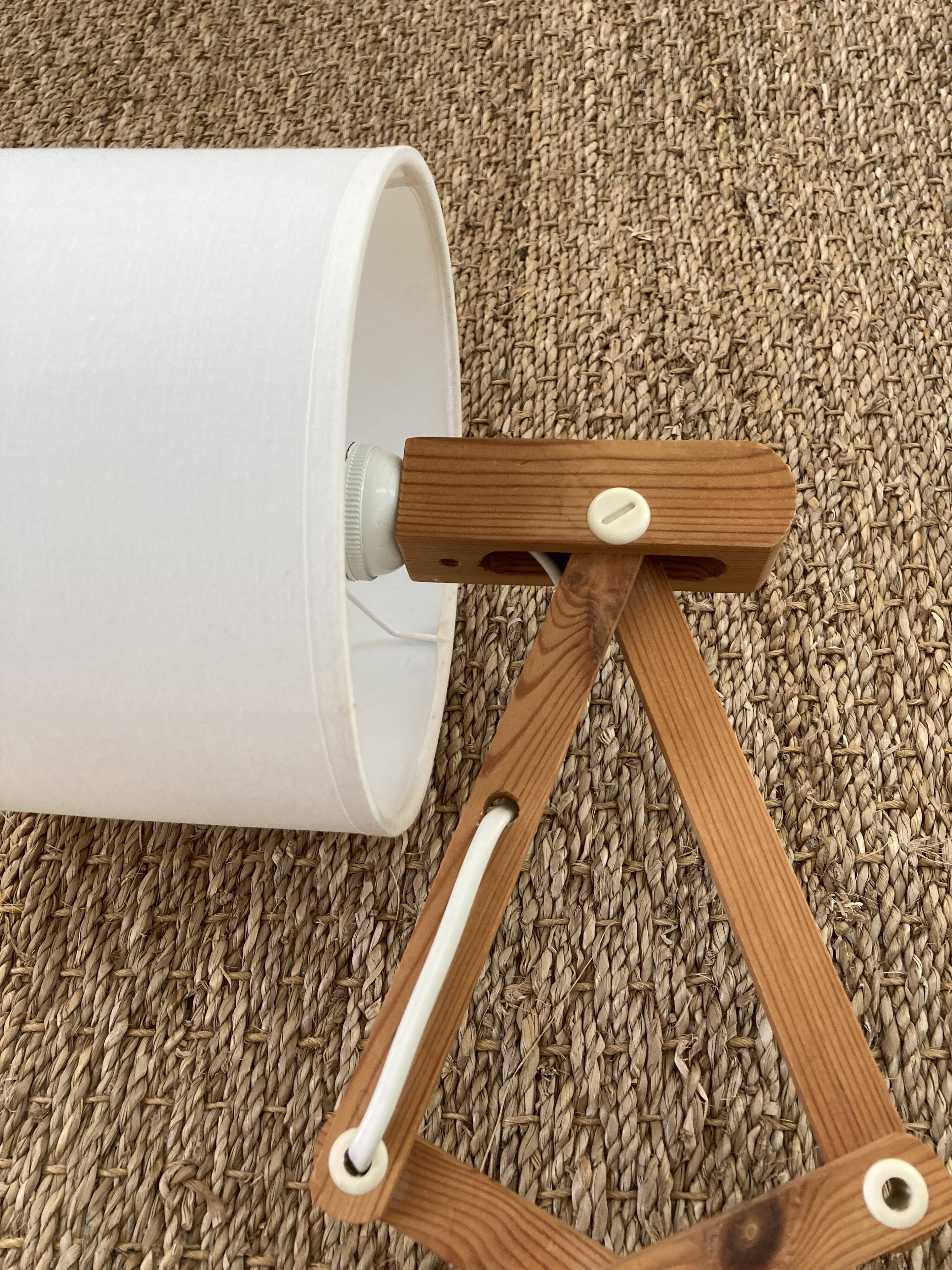 Extendable wall lamp in Scandinavian wood