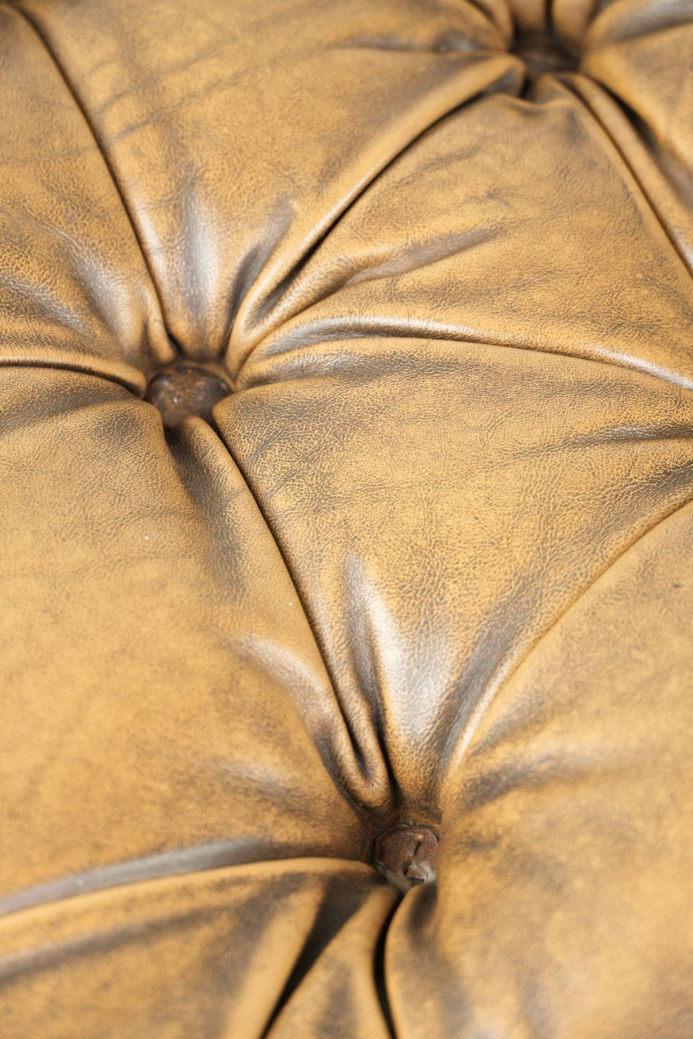 Elegant cowhide English chesterfield ottoman finished with decorative nails