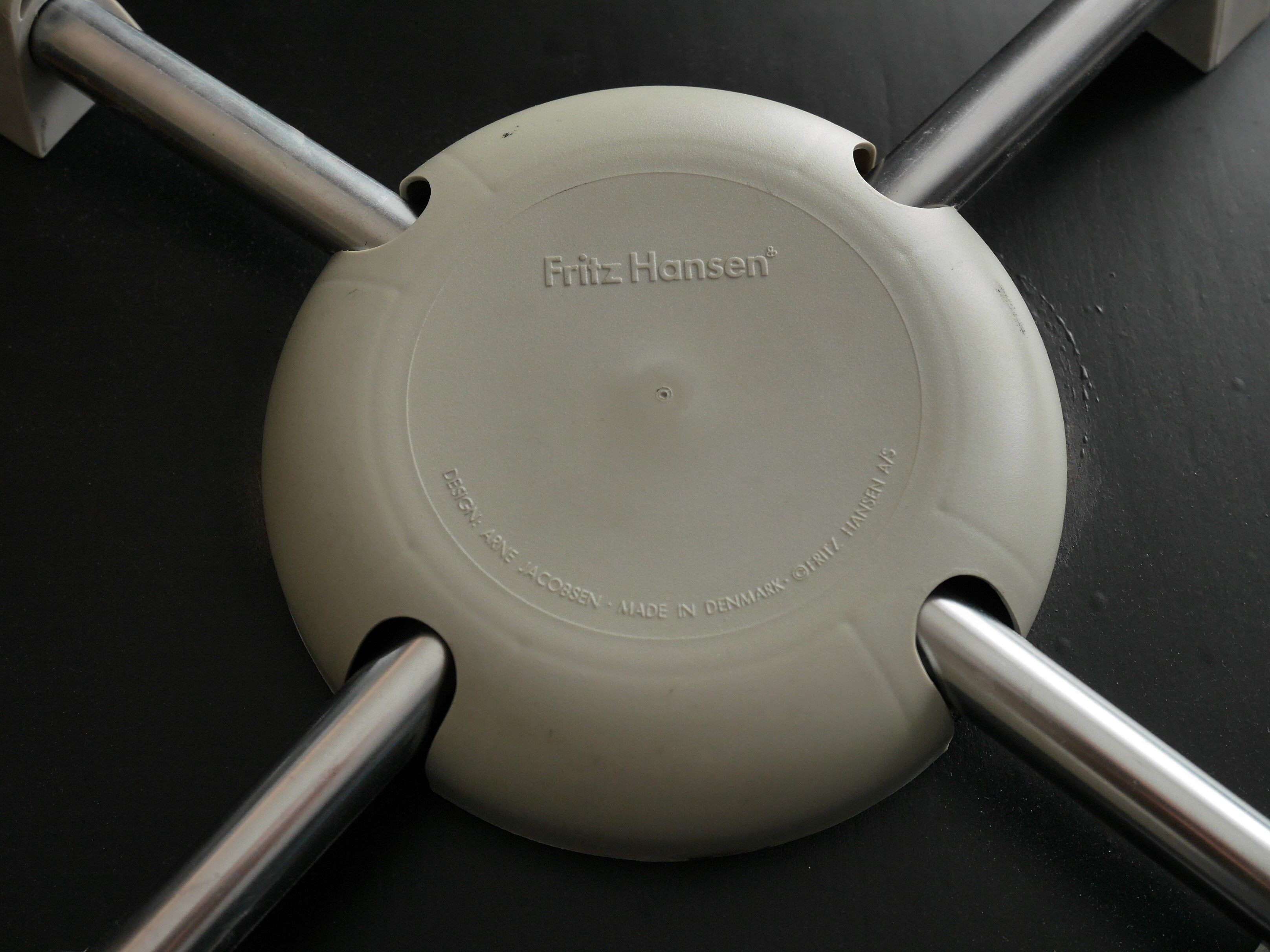 Chair 3107 by Jacobsen edition Fritz Hansen