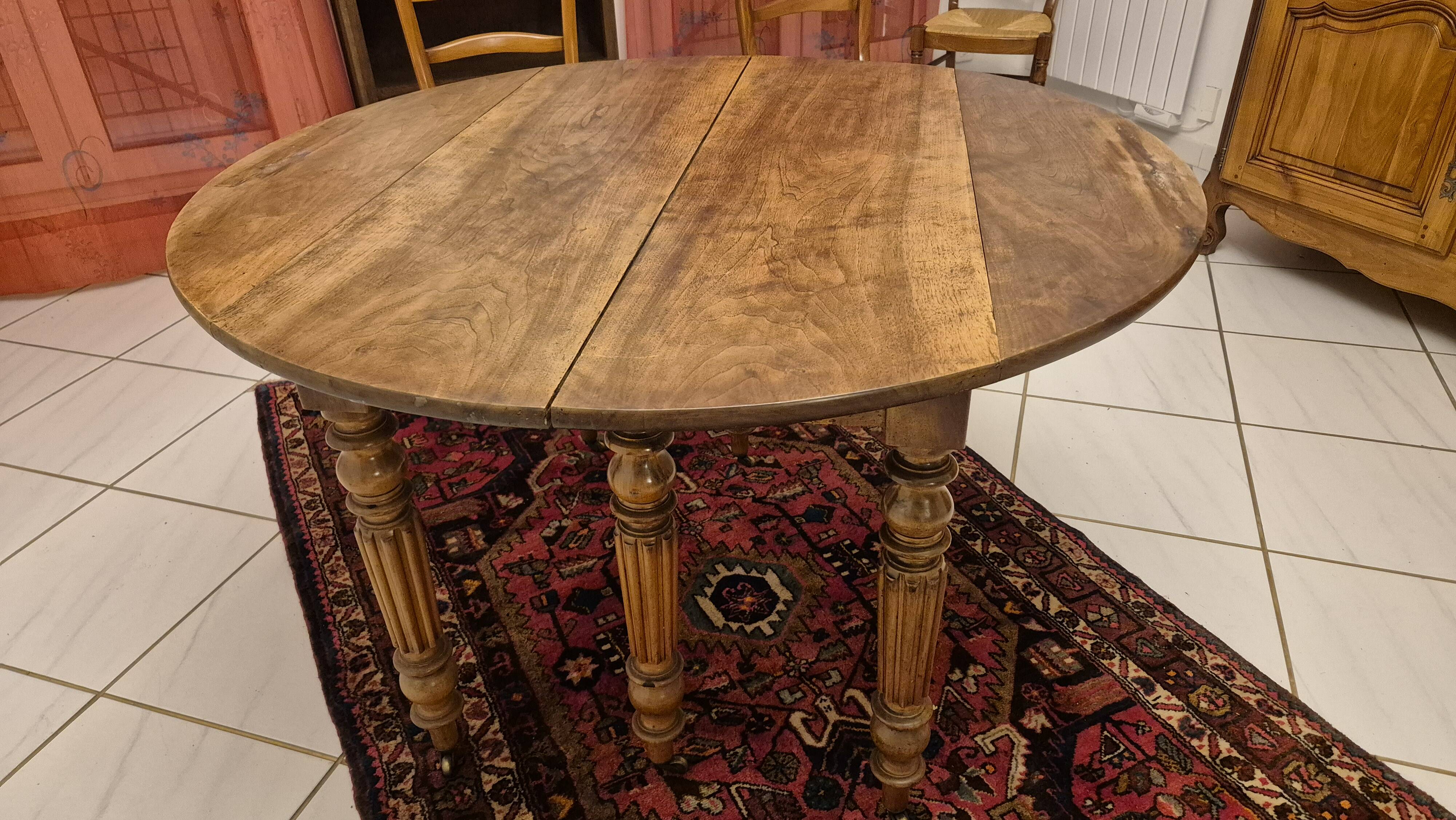 Louis Philippe round table in walnut