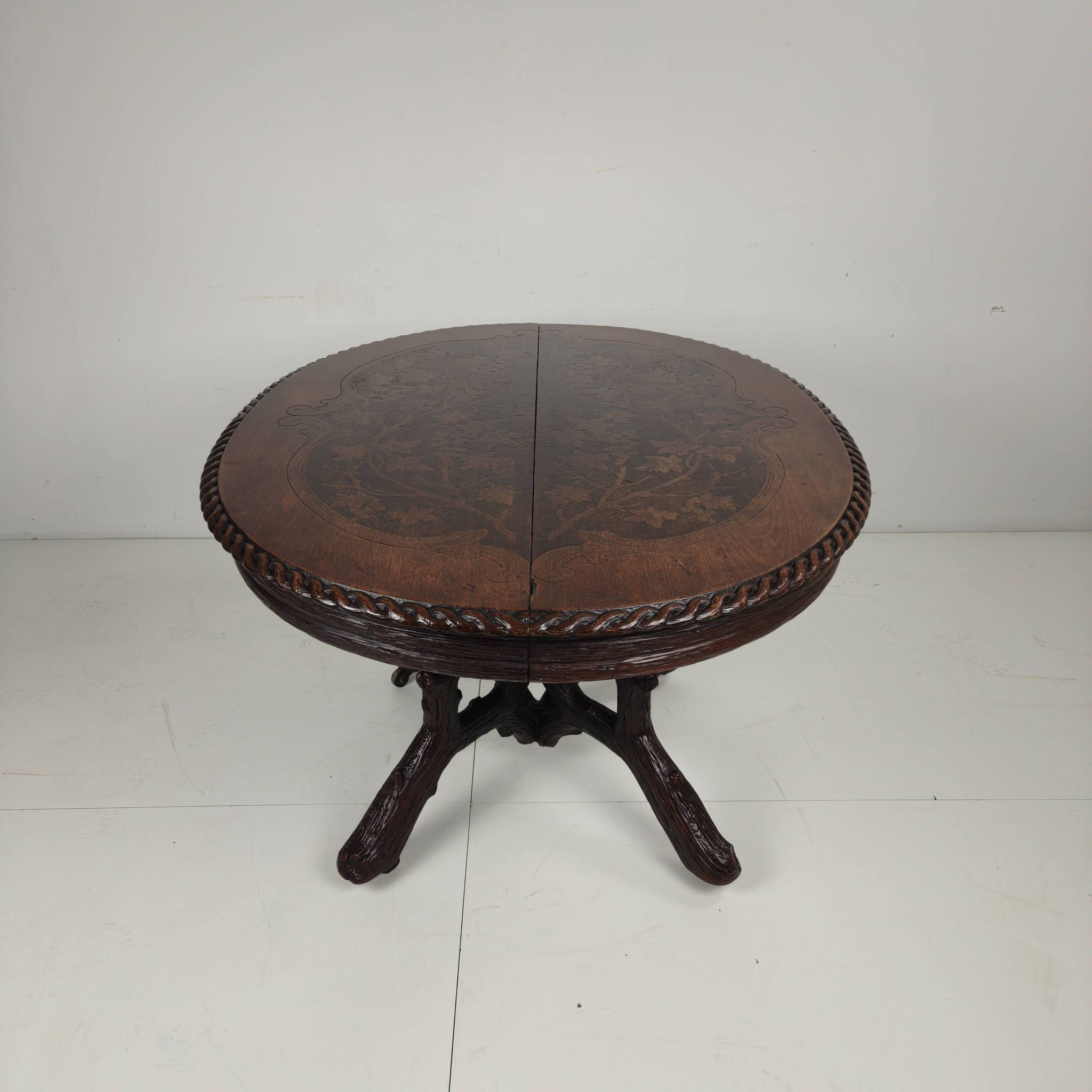Table de centre de la Forêt-Noire par Matthijs Horrix pour Horrix Den Haag, années 1890.