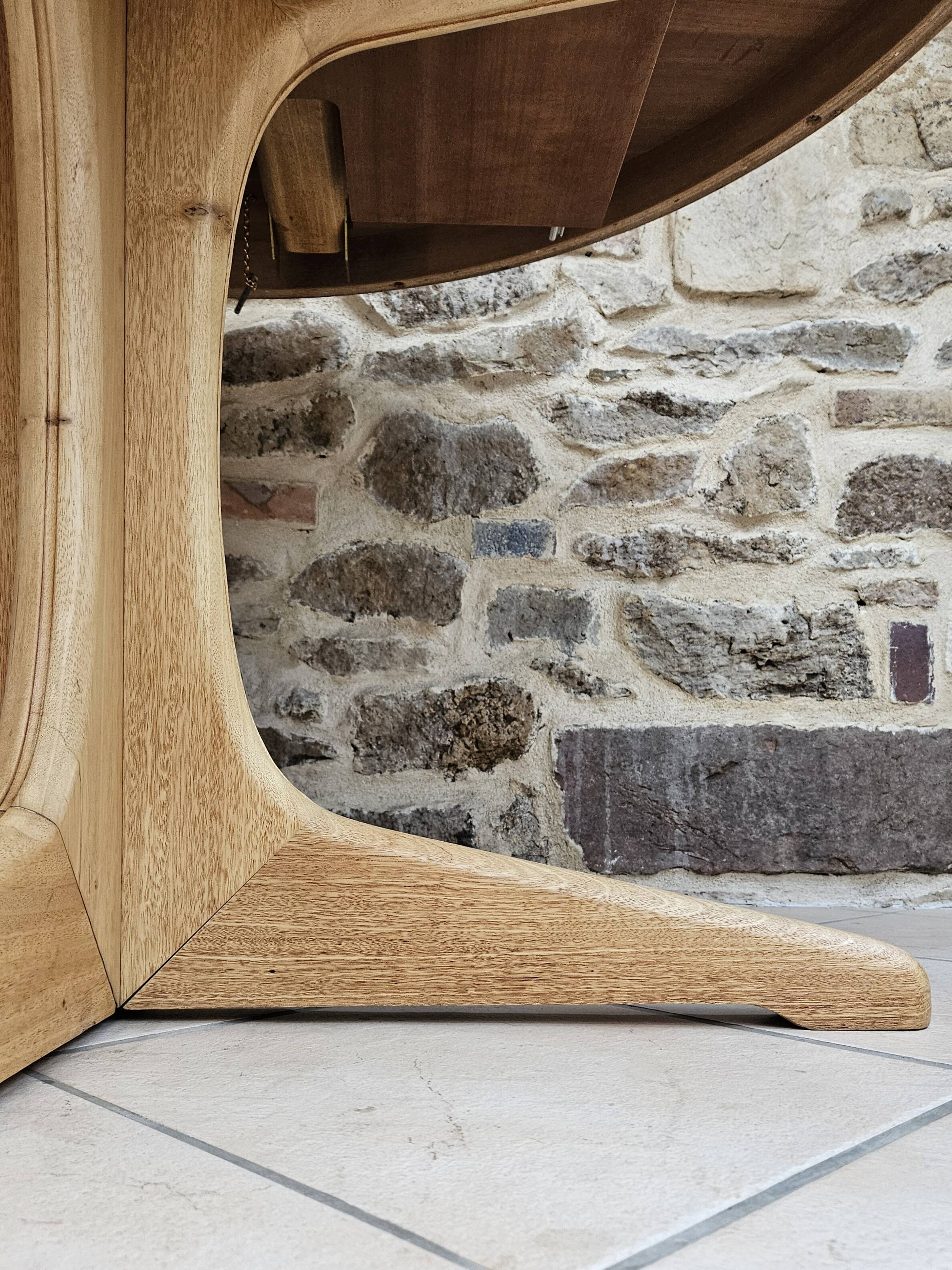 Baumann style round table