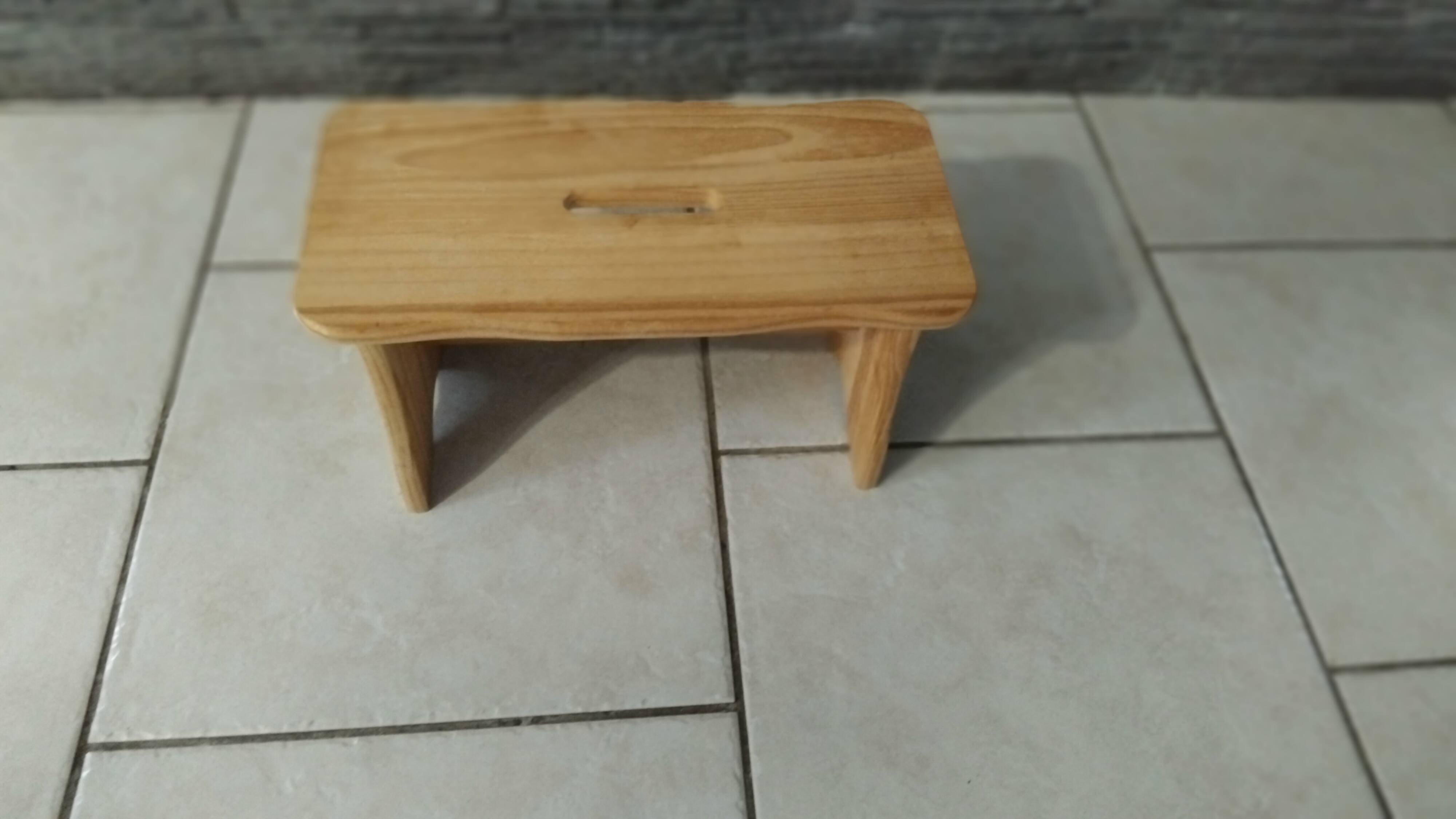 Petit tabouret en pin vintage