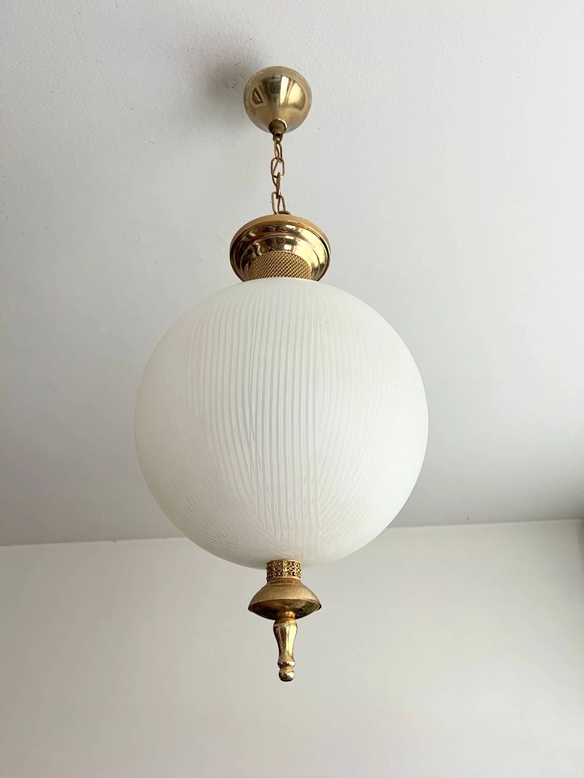 Suspension globe en verre et laiton