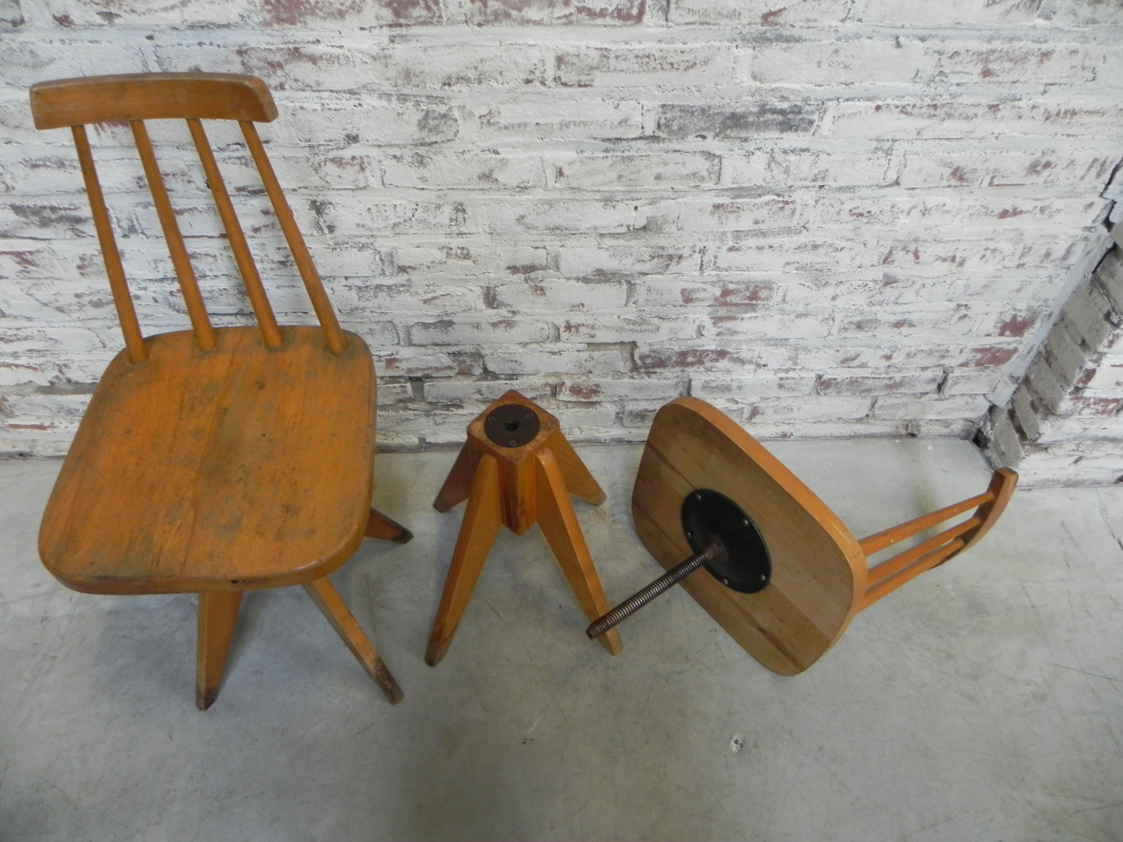 2 chaises en bois studio