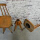2 chaises en bois studio