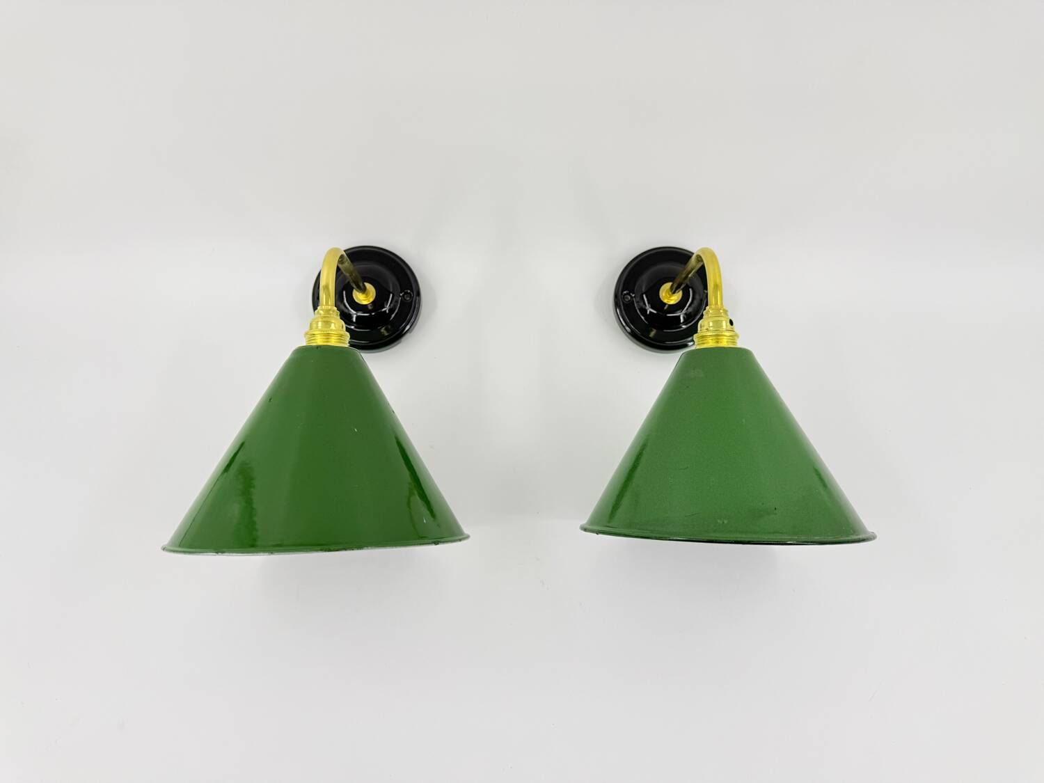 Enamelled sheet metal wall lights