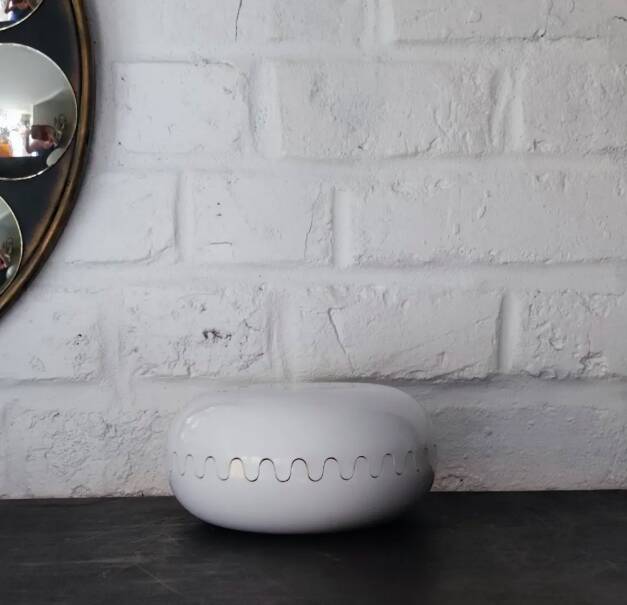 Mebel Clam ashtray from the 1970s by Alan Fletcher in white.