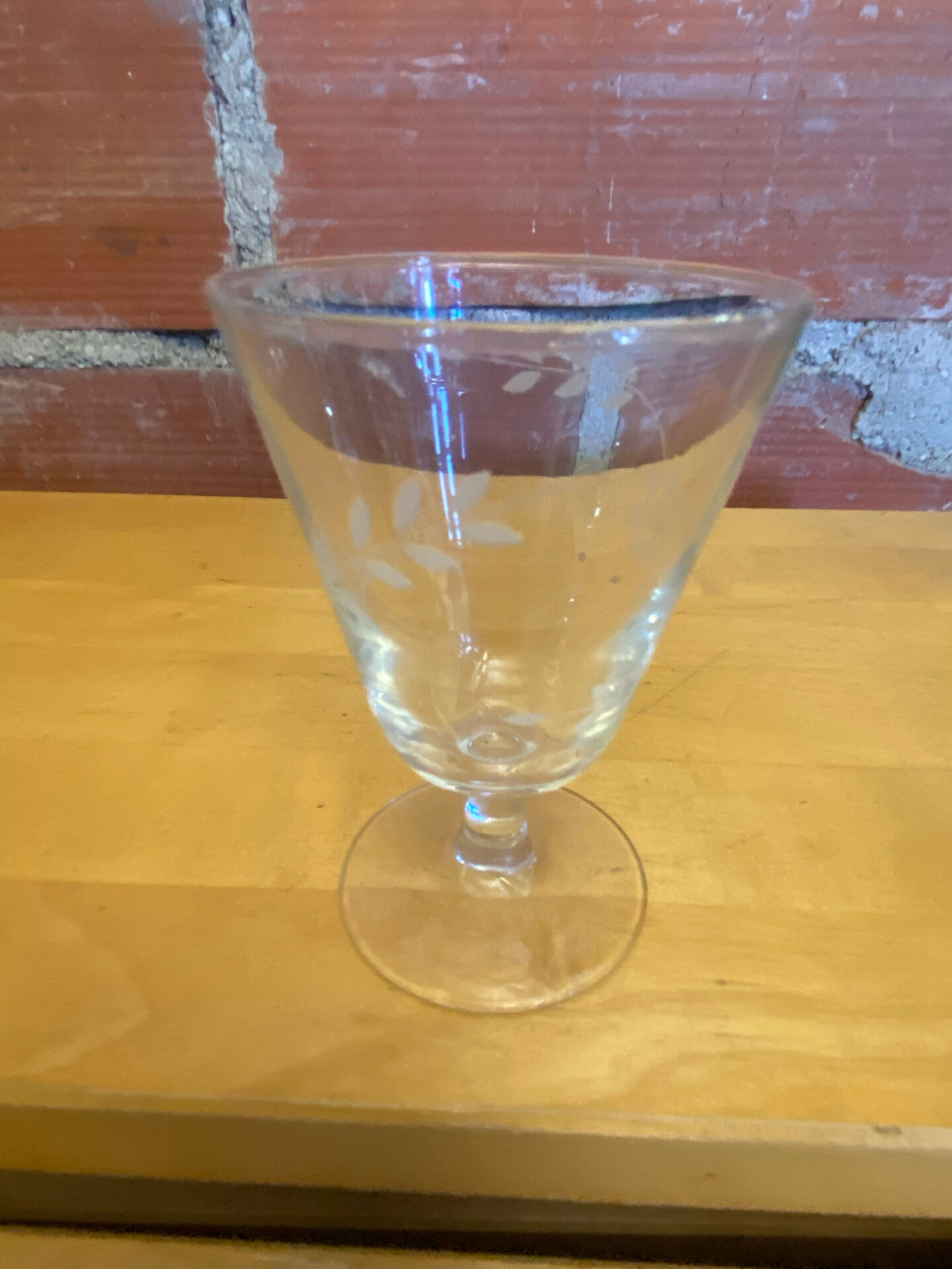 11 verres à pied à vin et eau en verre décor gravé vintage