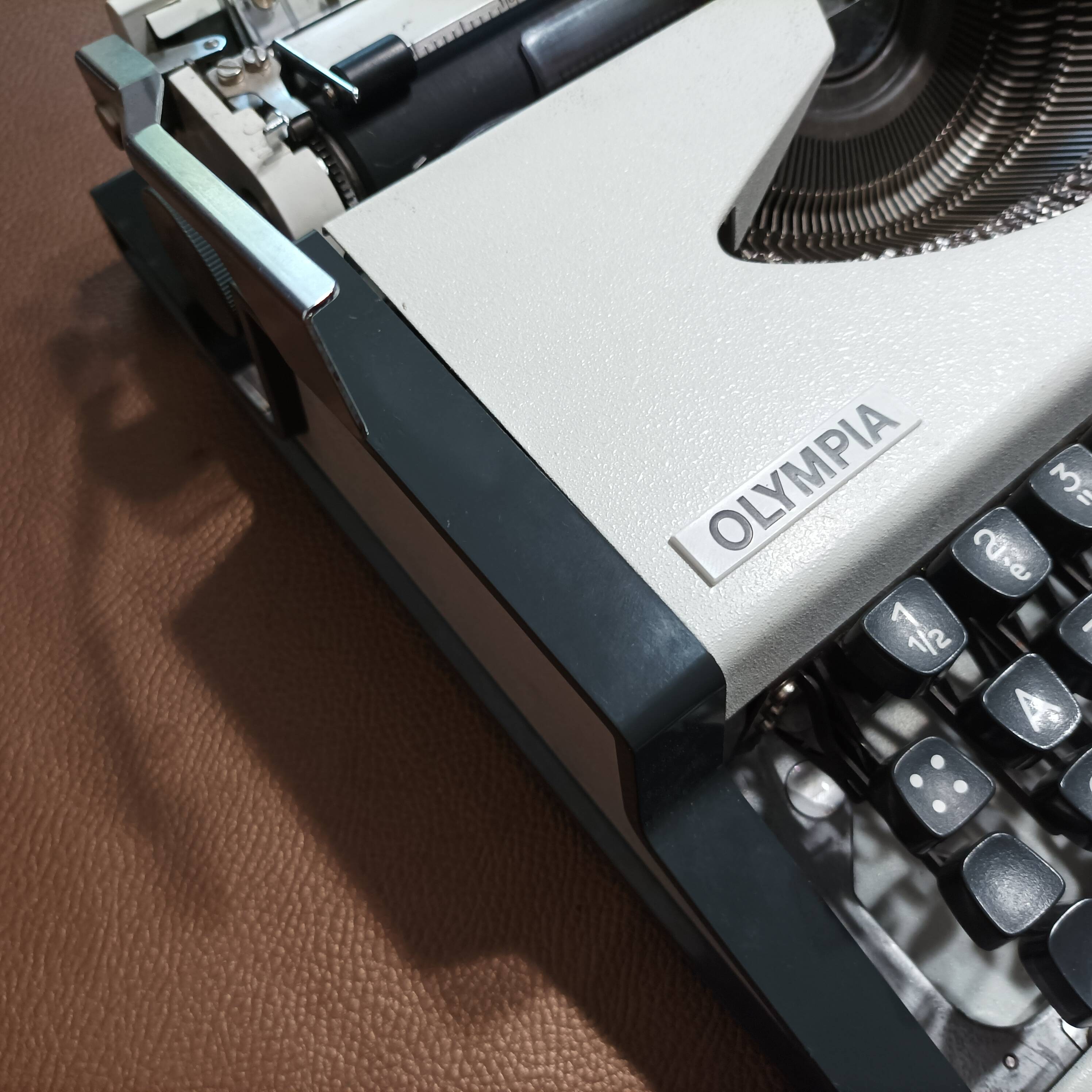 Olympia Traveller de Luxe White Typewriter