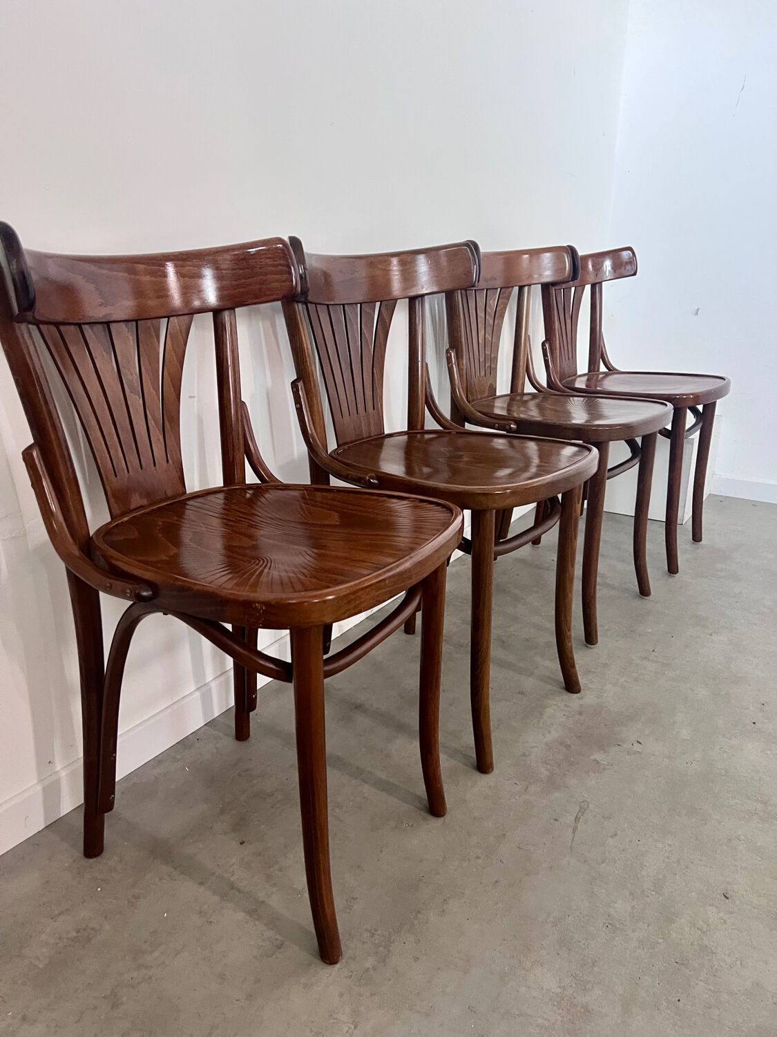Lot 4 old vintage bentwood bistro chairs from the 70s