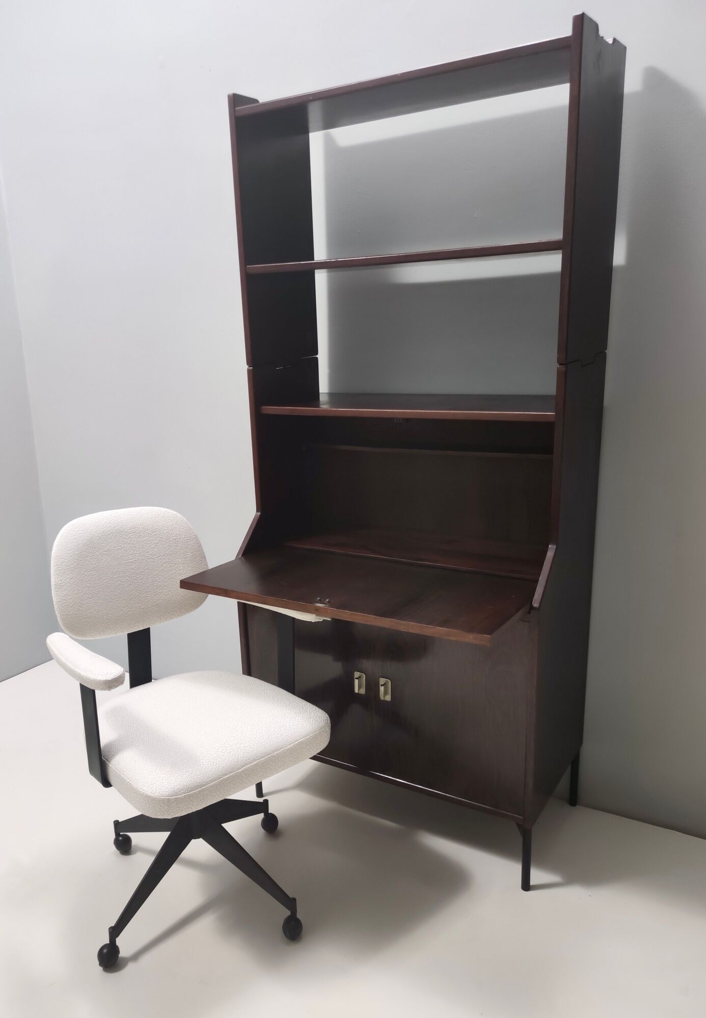 Chaise de bureau vintage en tissu blanc avec cadre en métal noir imputable à velca
