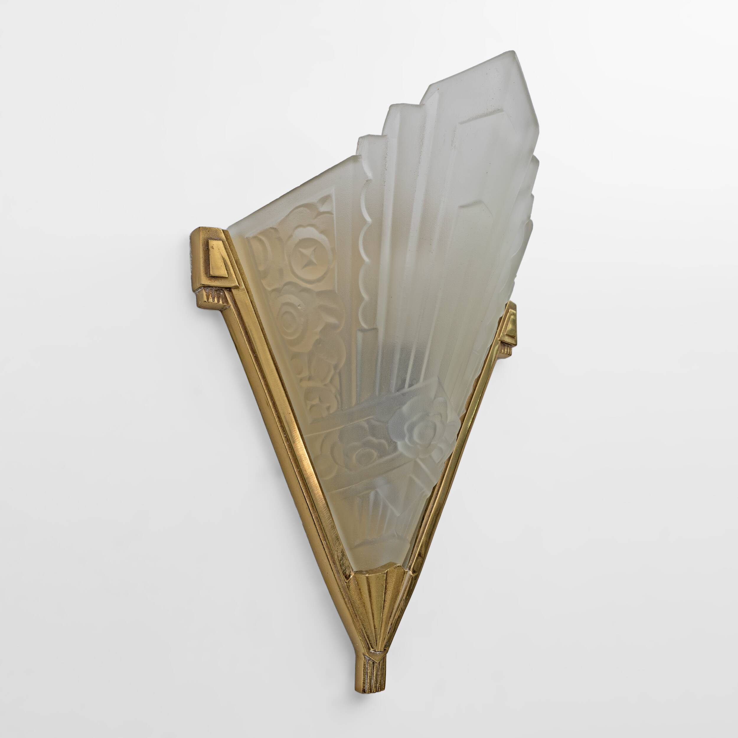 Quatre appliques Art Déco en verre pressé et laiton, France, années 1930