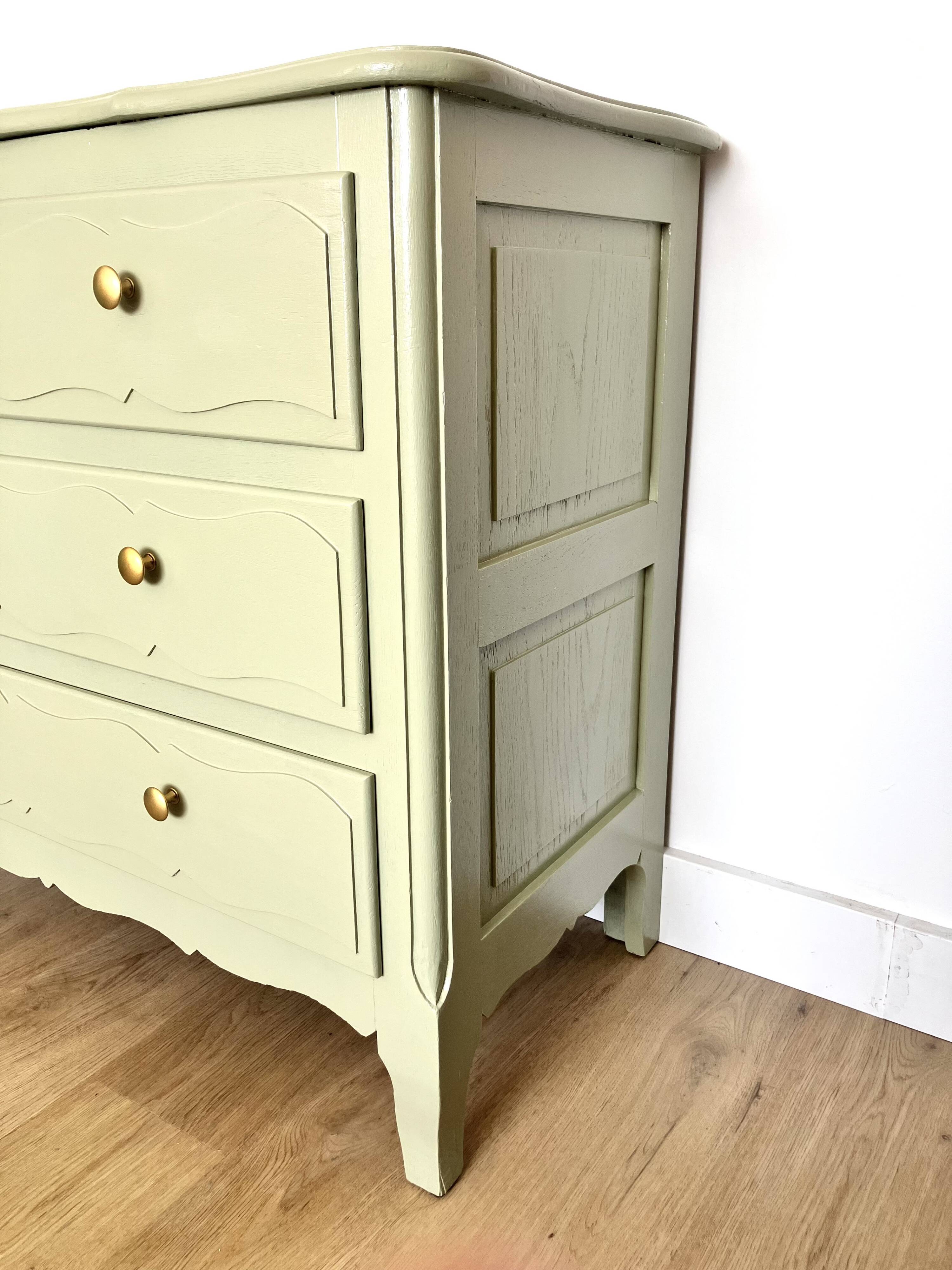Antique chest of drawers
