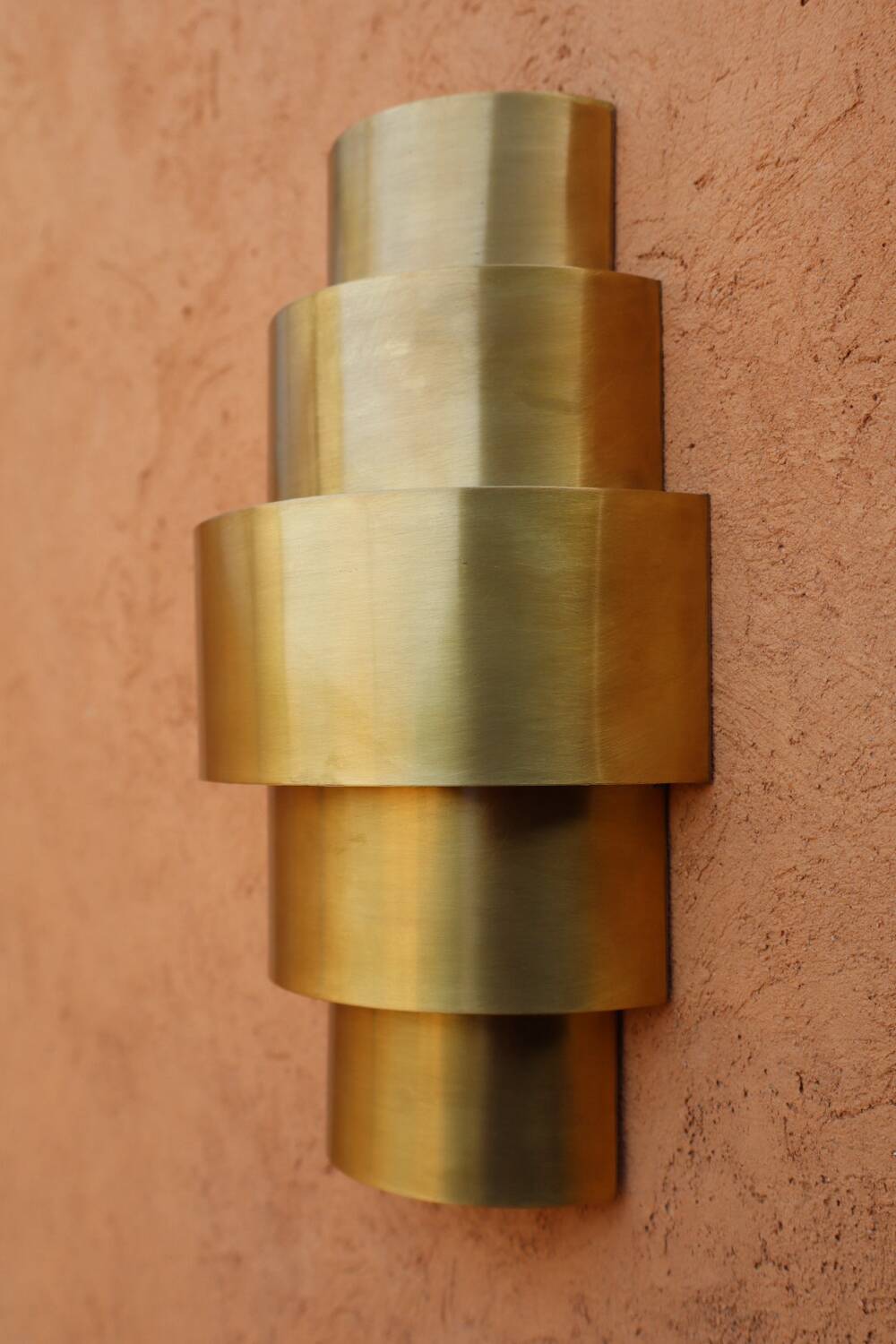Round Art Deco wall light in brass.
