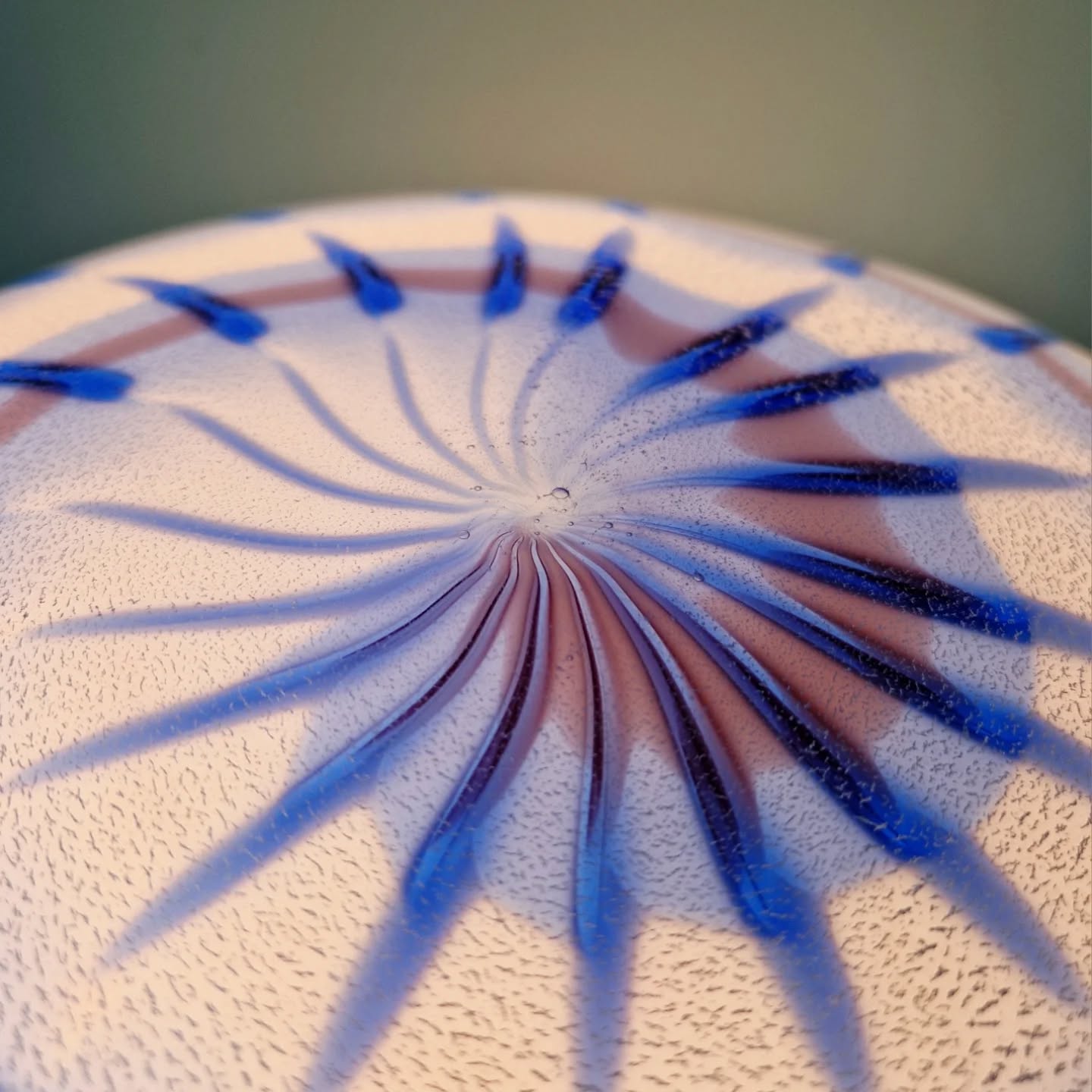 Ceiling light/wall sconce in blue and white Murano glass, 1970.