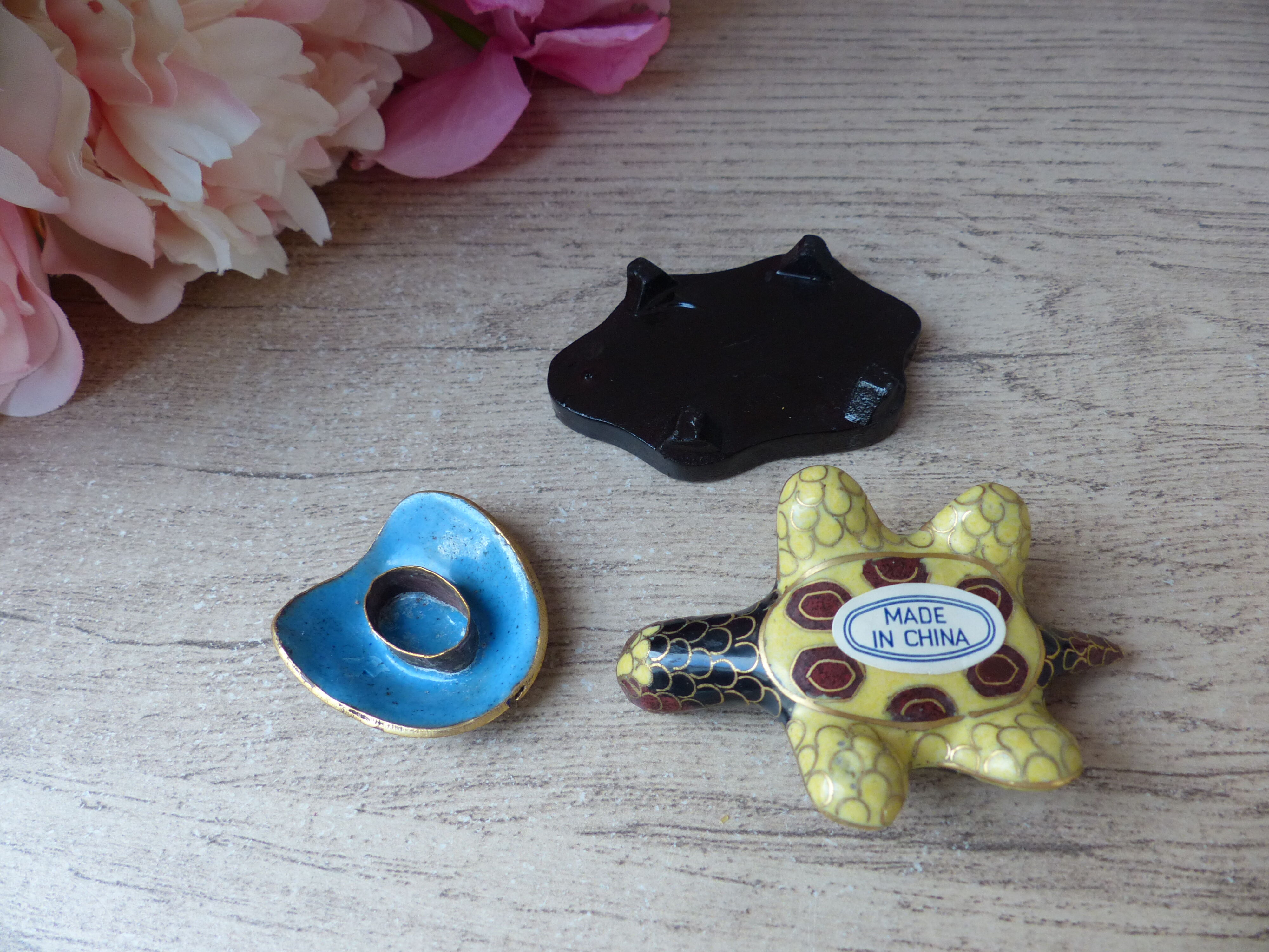 Boite miniature en forme de tortue cloisonné email sur socle en bois