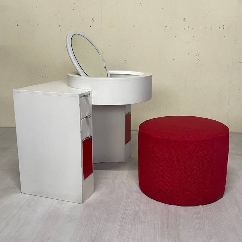 Bathroom toilet with a 70s pouf.