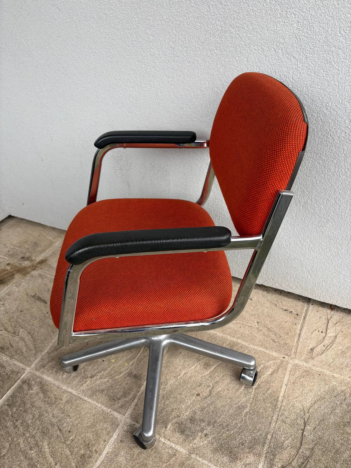 Fauteuil orange à roulettes Eurosit vintage 70’