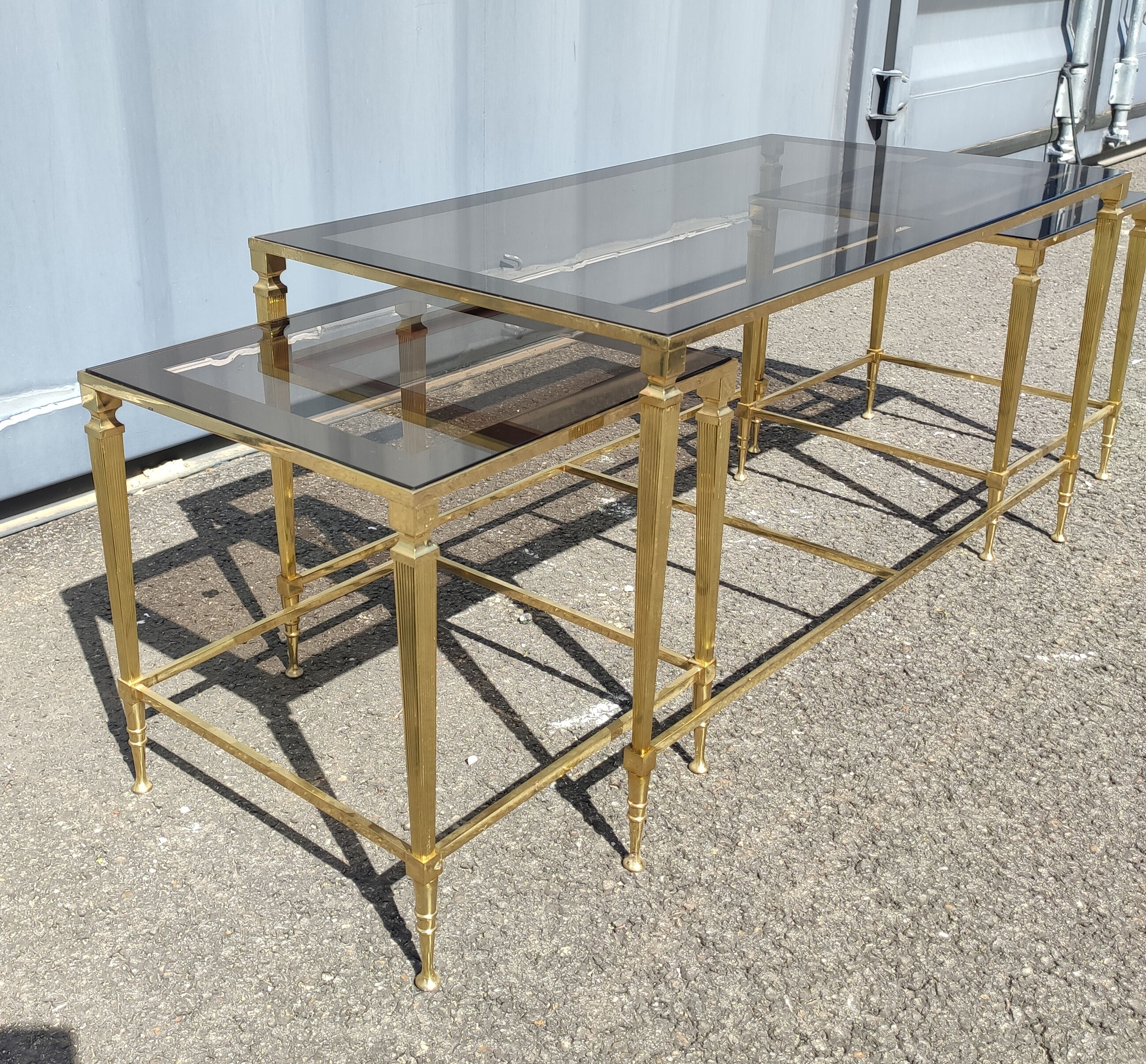 Table basse et paire de bout de canapé vintage en laiton doré et verre fumé 1960 style maison jansen
