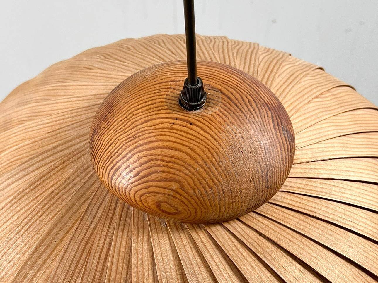 Hans Agne Jakobsson. Dans le style de. Plafonnier, bois de teck, Suède, années 1970.