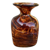 A brown speckled vase with yellow spots pattern is called "scale of".