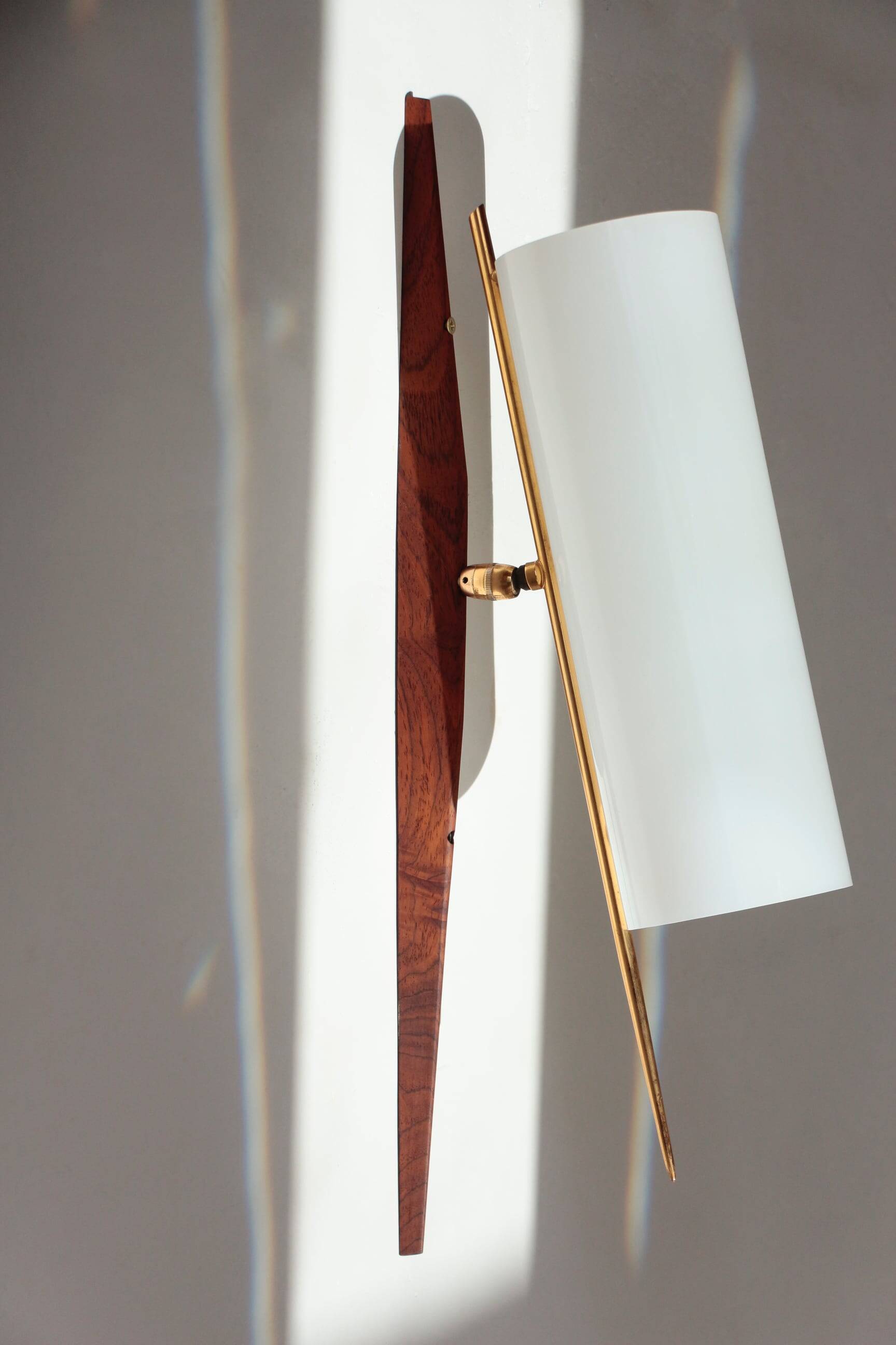 Modernist adjustable wall lights in teak and brass – 1950