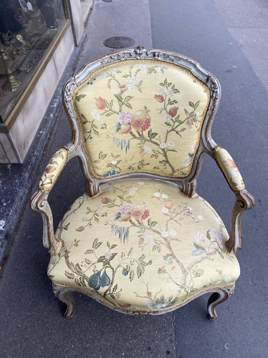 Paire de fauteuils en bois laqué de style Louis XV