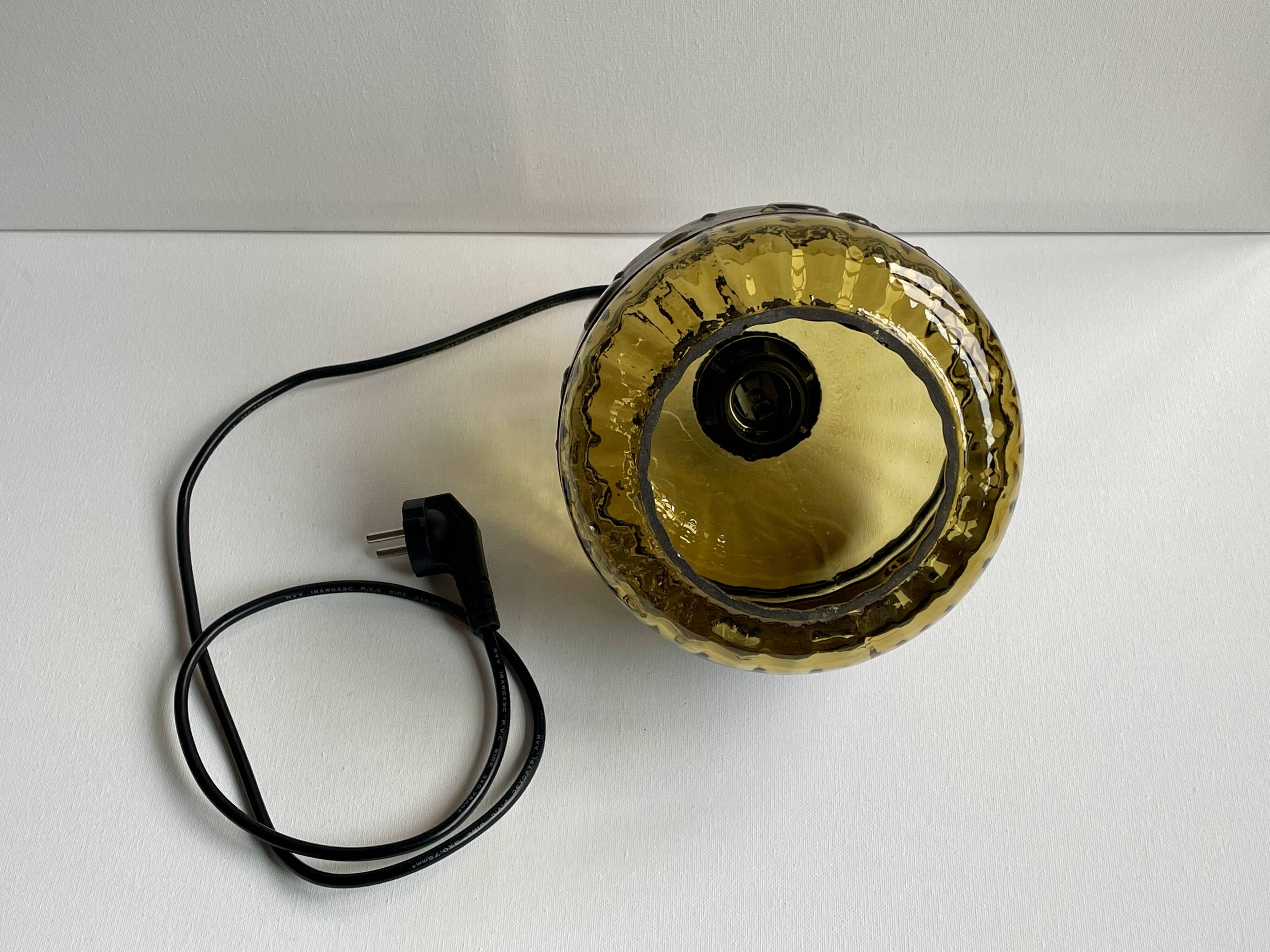 Vintage brutalist pendant lamp in green glass / copper. Nanny Still. 1960s