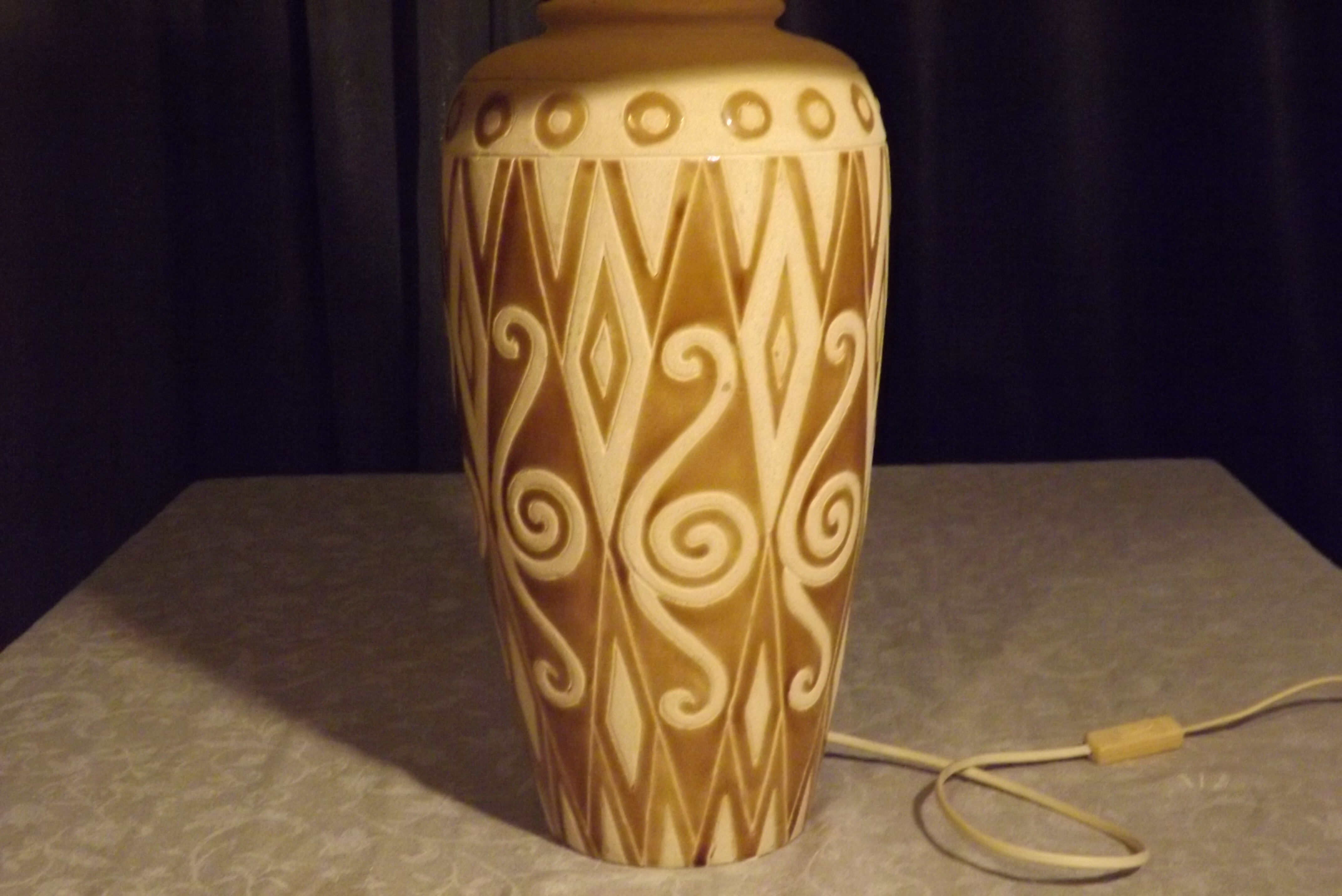 Ceramic white and bronze table lamp