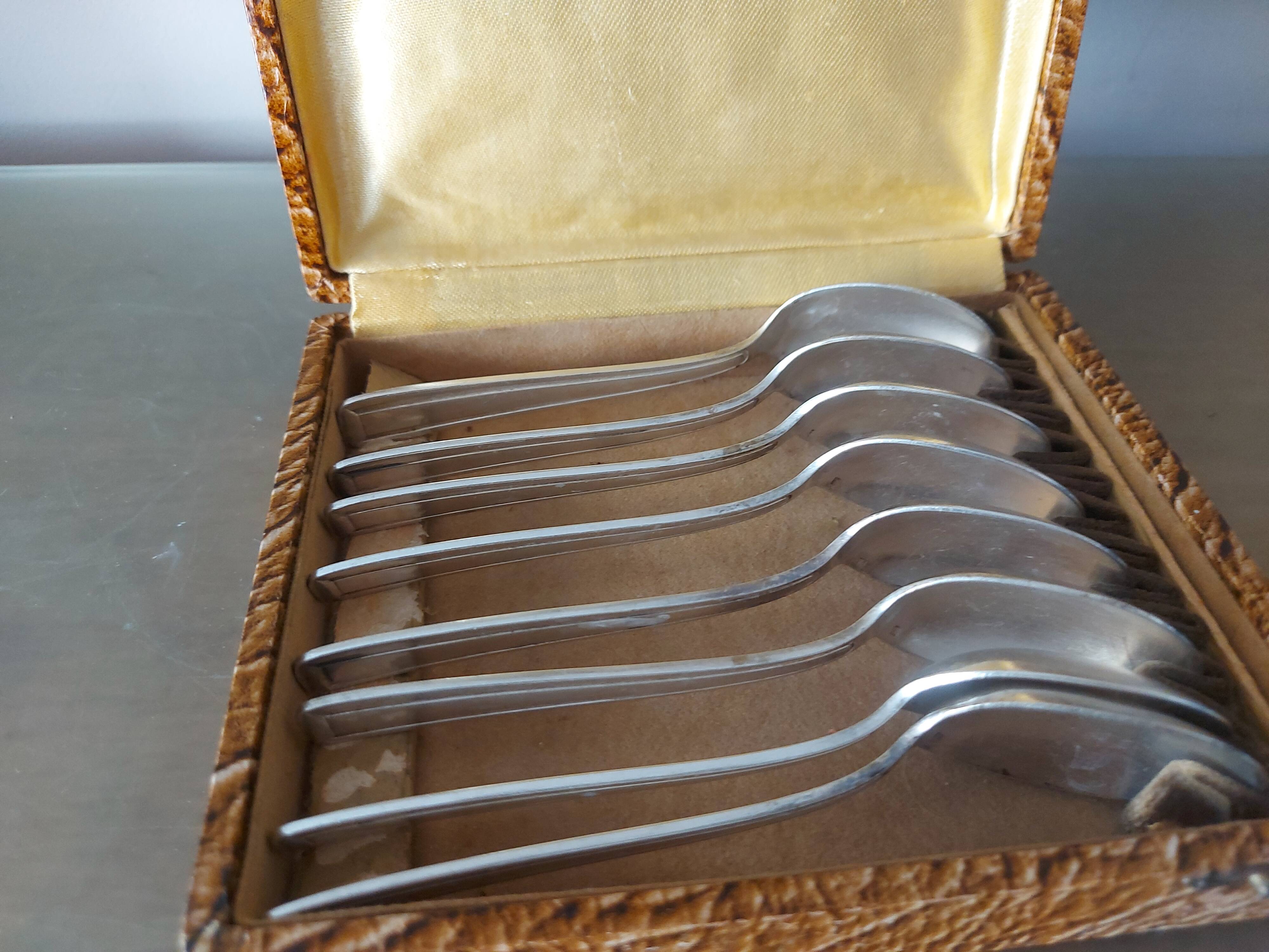 Box of 8 small art deco spoons in silver metal