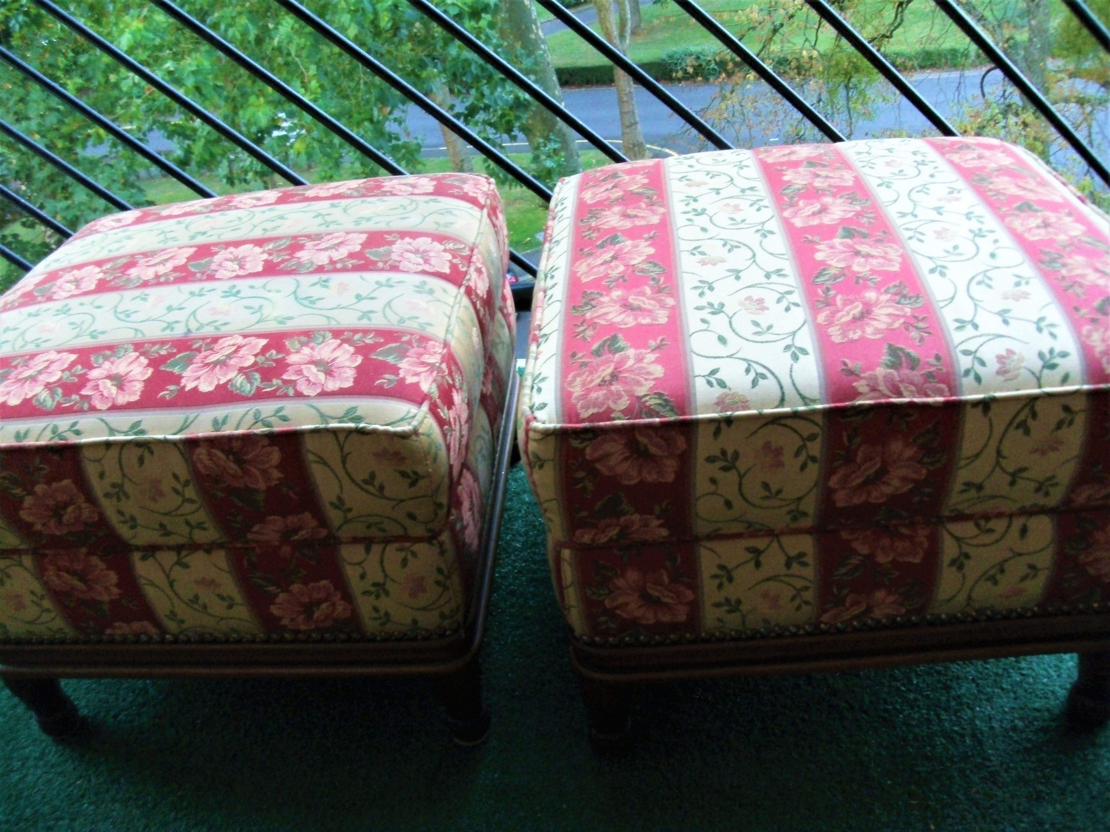 Lot 2 poufs Upholsterers in solid walnut