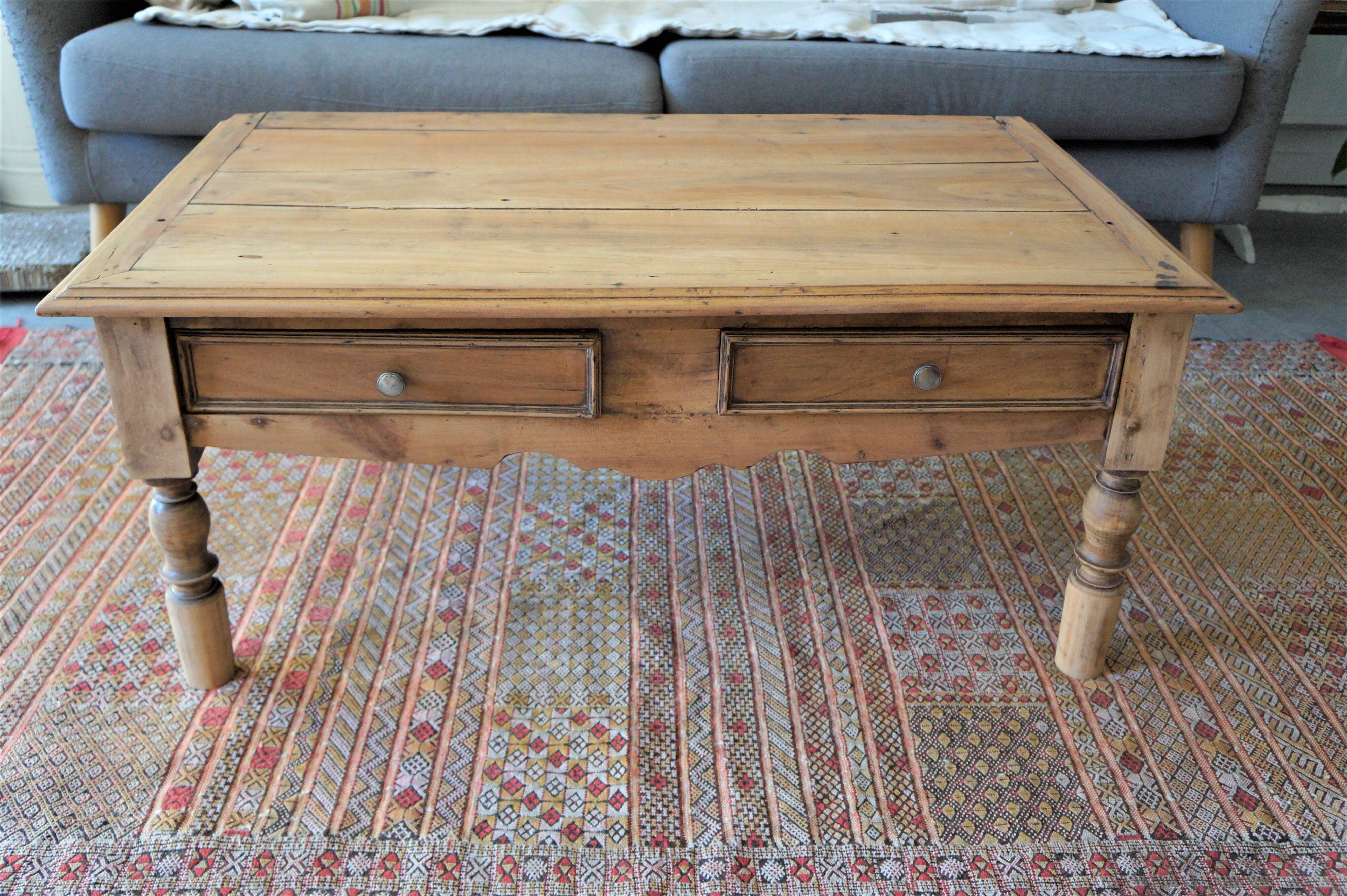 Old oak coffee table with 2 drawers