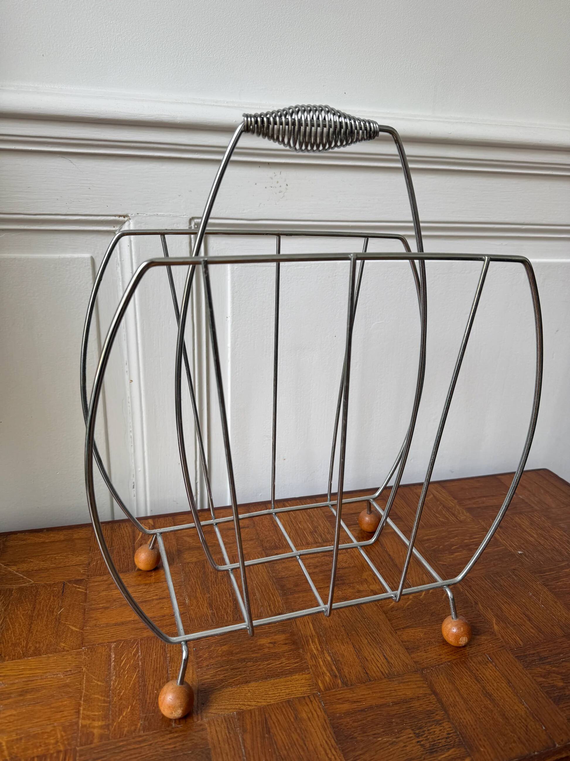 Vintage magazine rack – the retro charm of the 60s/70s