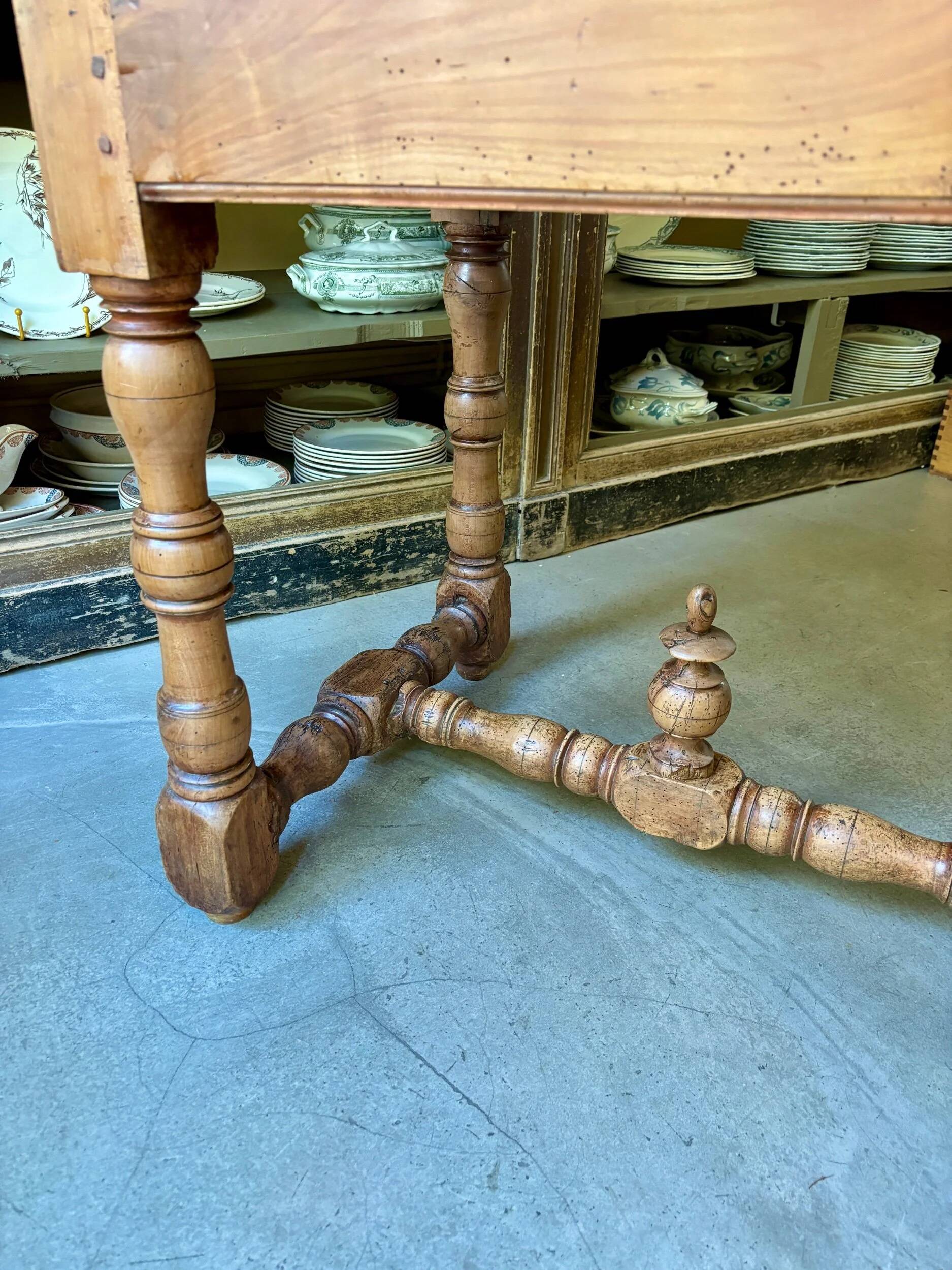 Bureau, table d'appoint 1 tiroir en bois clair