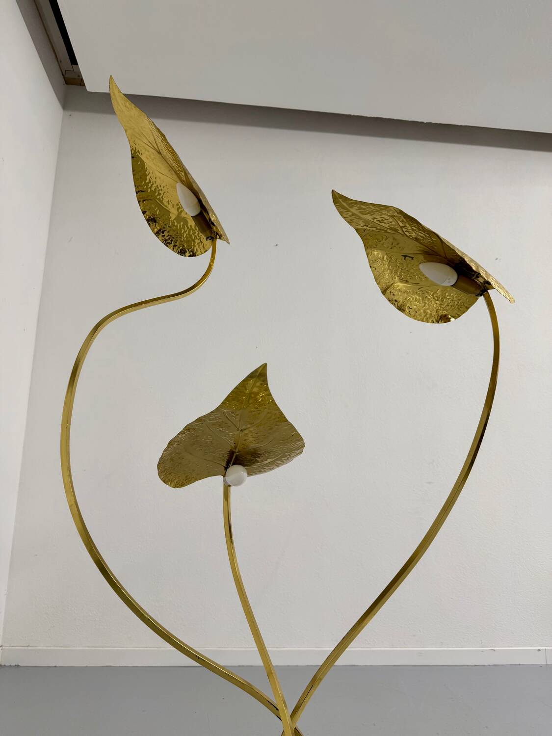 Rhubarb leaf floor lamp brass design Tomaso Barbi Italy an70