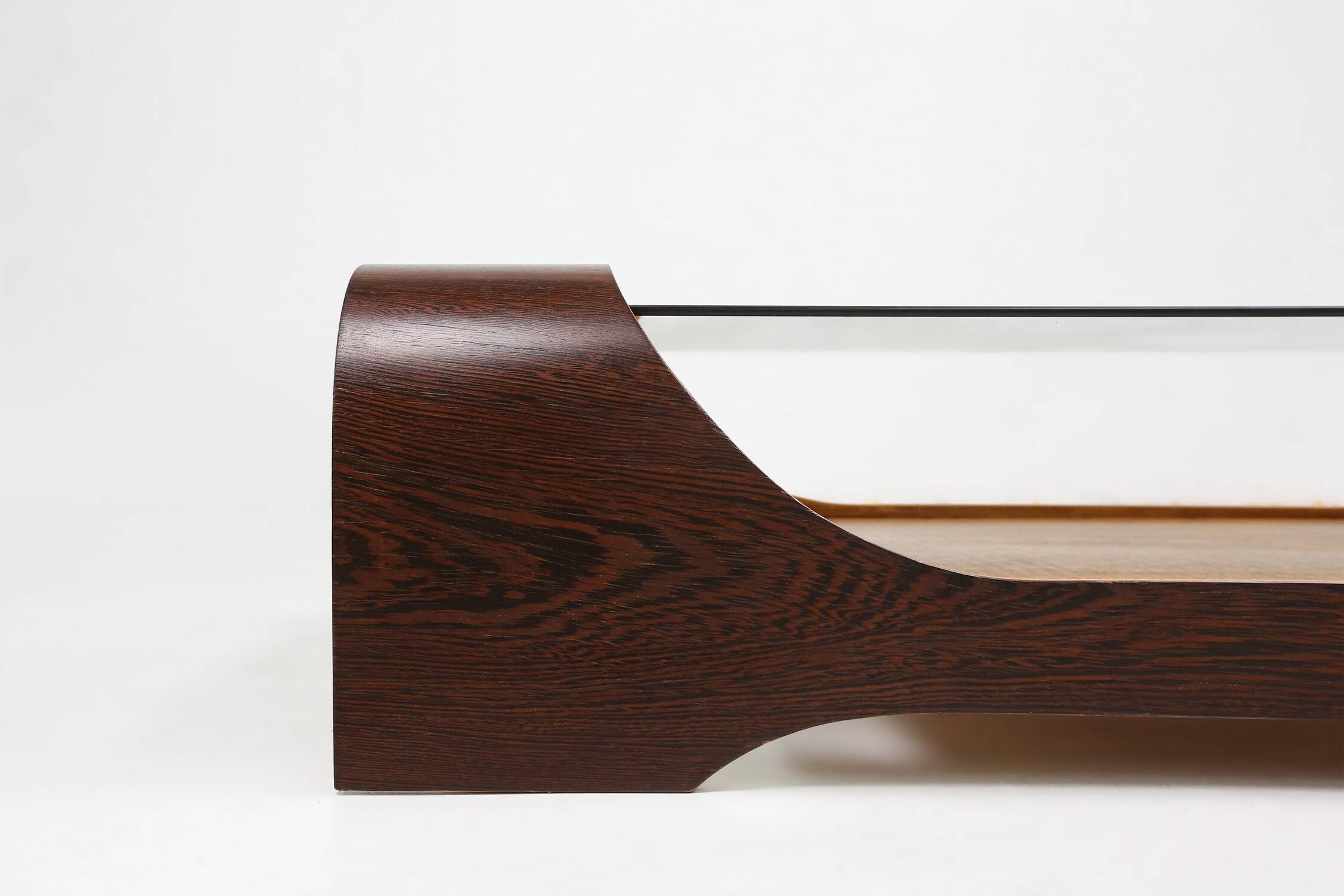 Table basse française du milieu du siècle en contreplaqué wengé courbé avec plateau en verre, années 1960