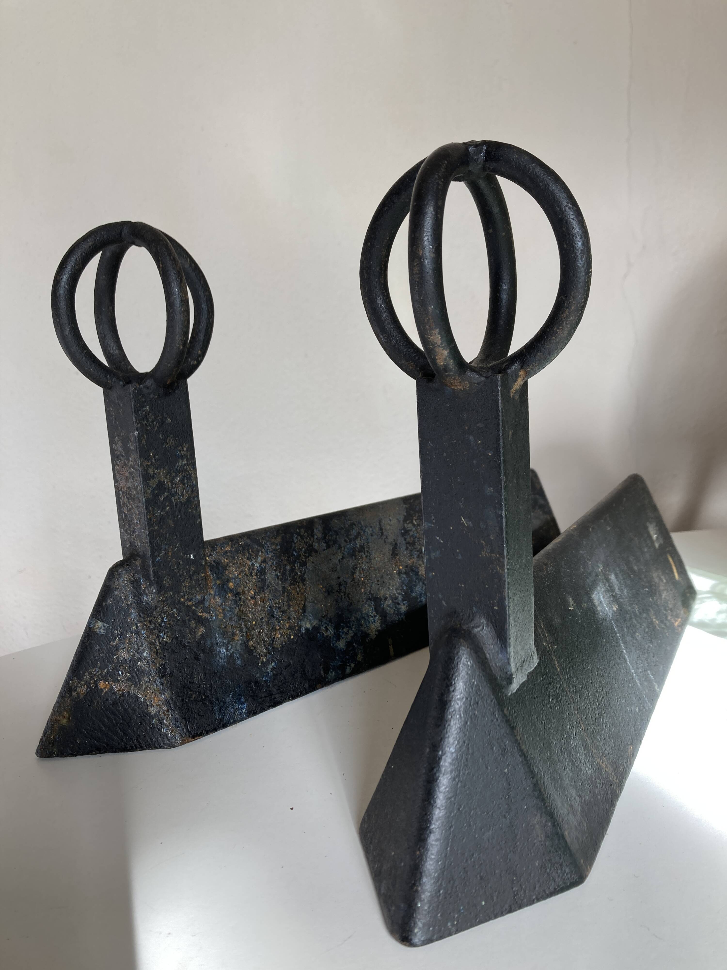 Paire de chenets modernistes mid century en fonte