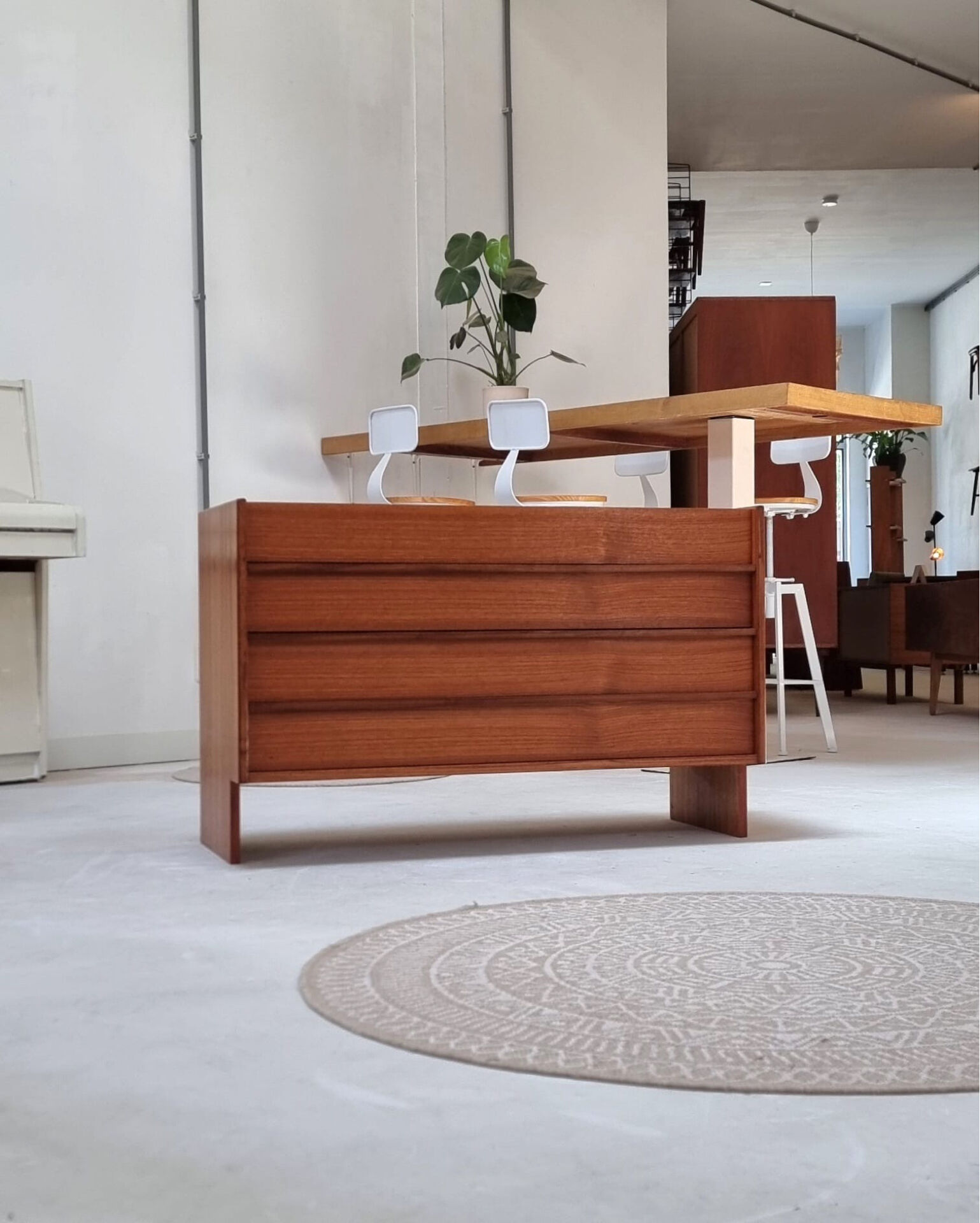 Mid-century chest of drawers