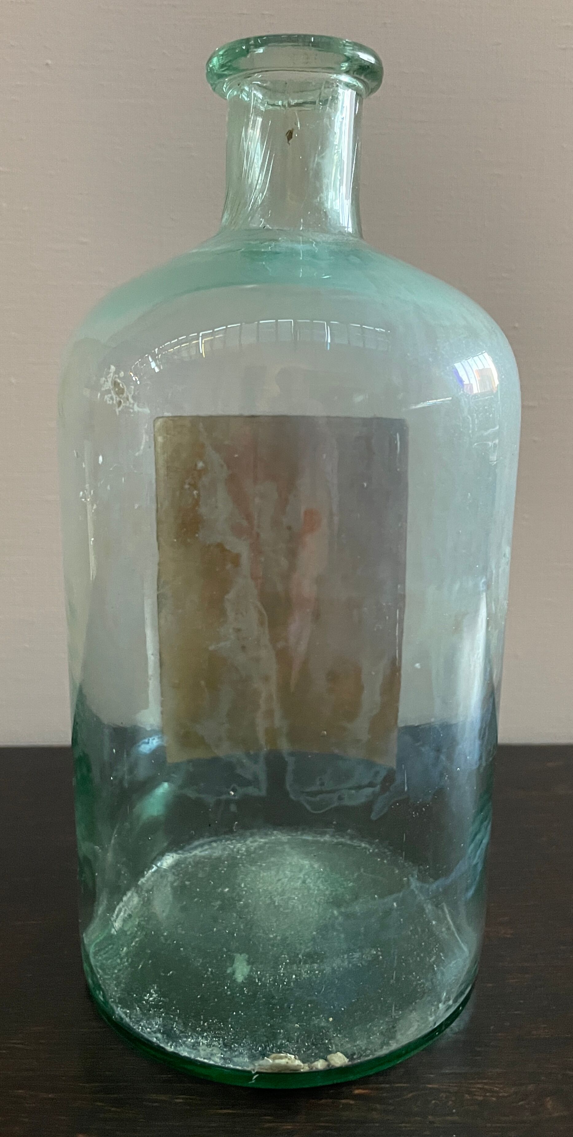 Lot d'anciens flacons de parfumeurs en verre avec étiquettes d'origine