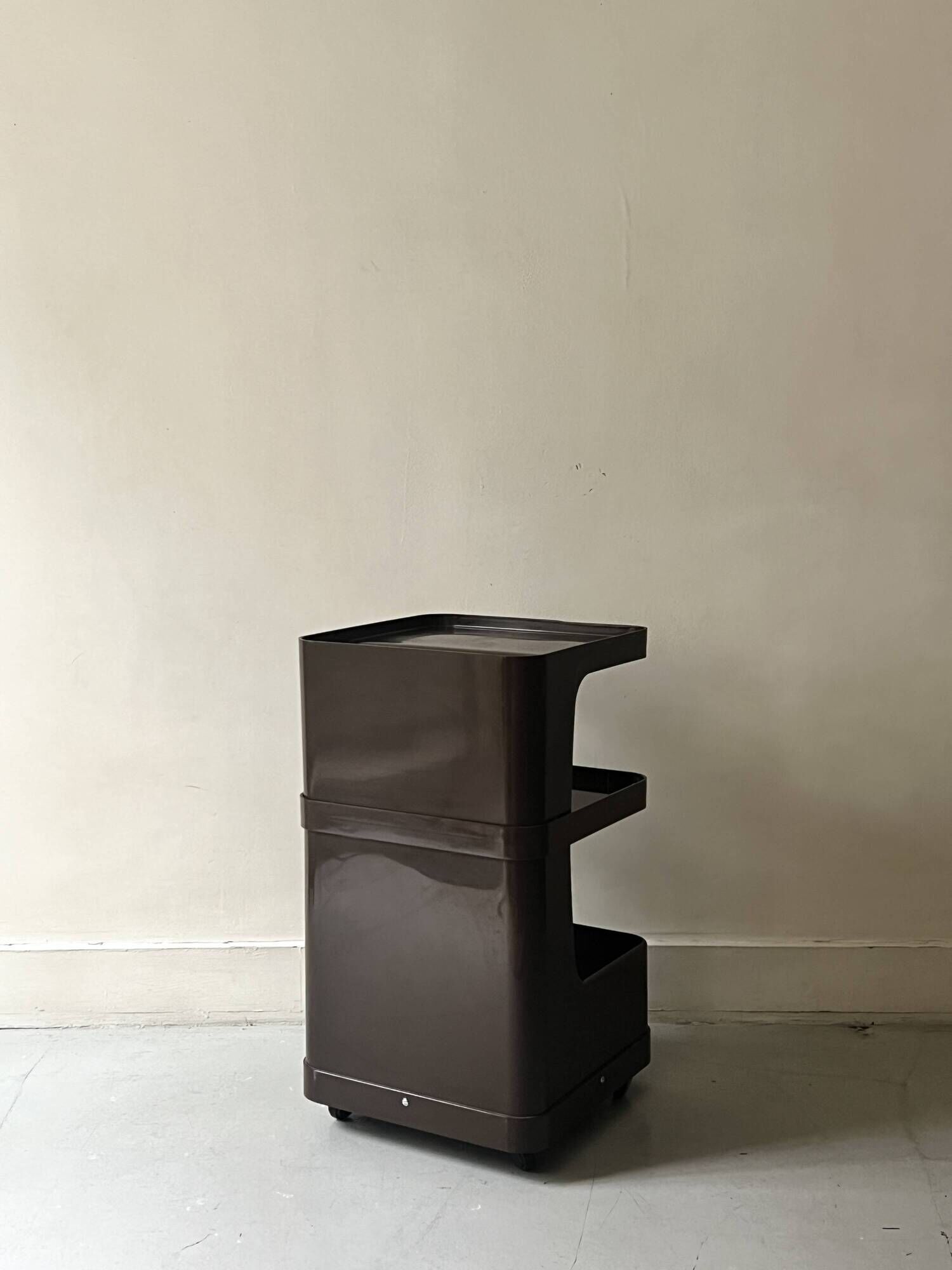 Desserte sur roulettes Prisunic en plastique marron chocolat, 1970