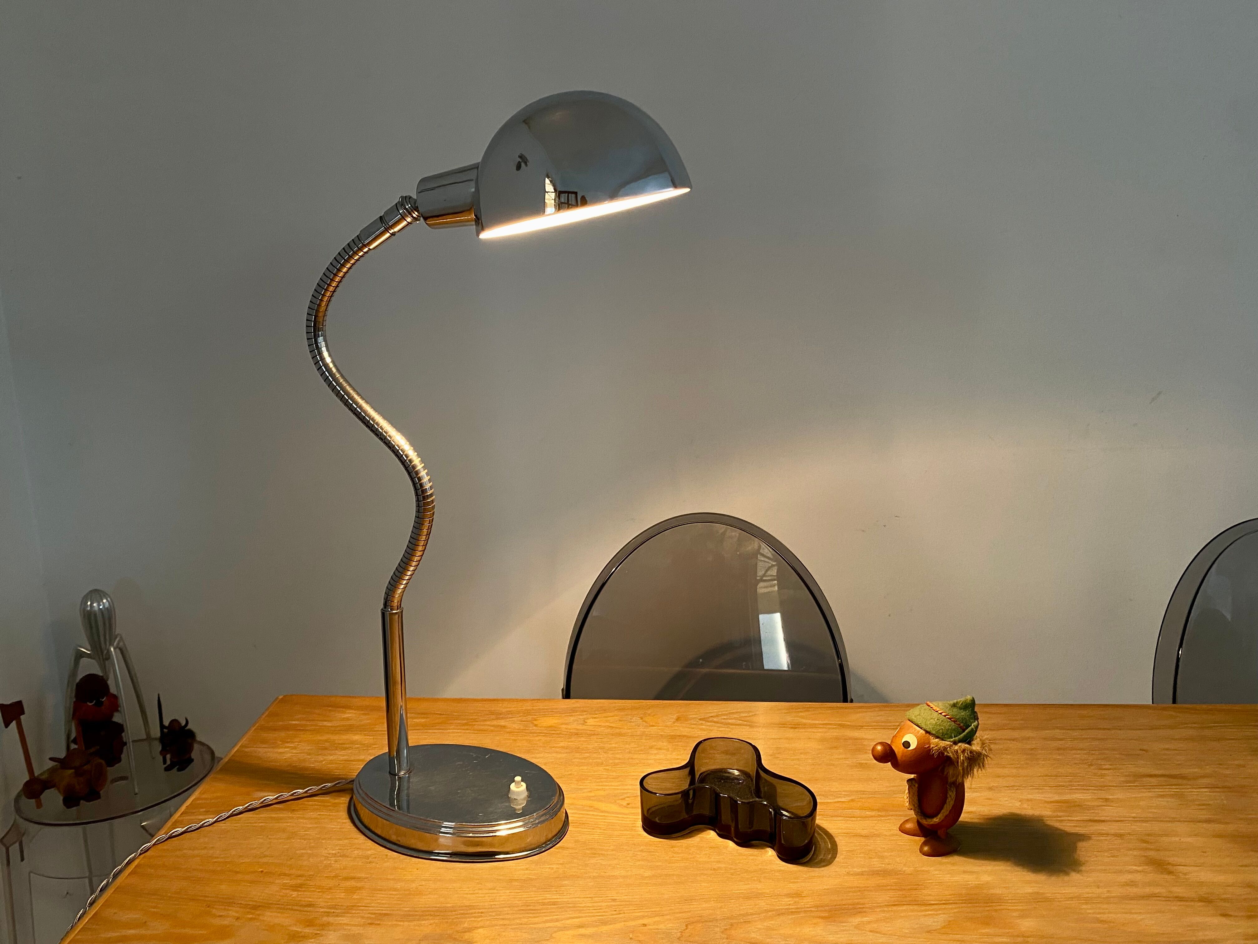 Flexible desk lamp vintage art deco design