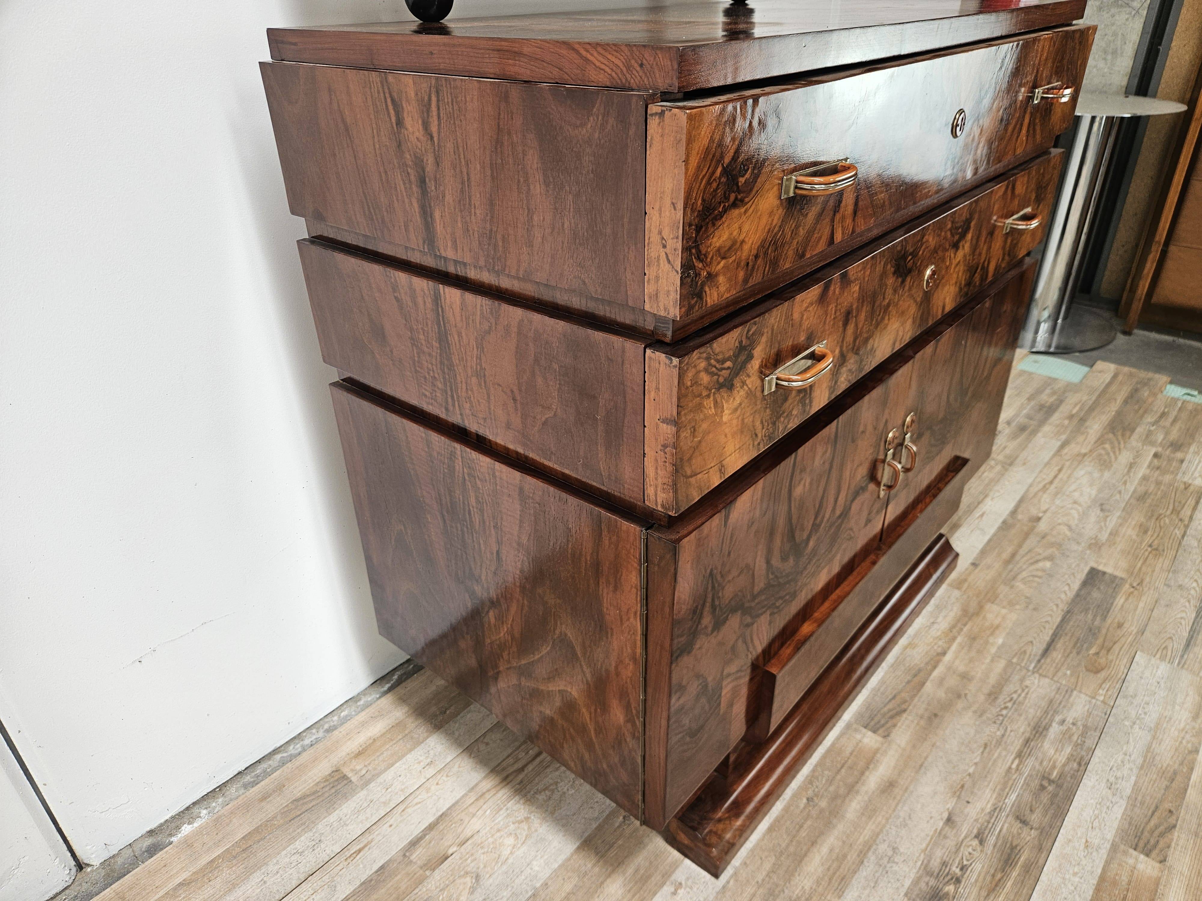 1940s Art Decò sideboard in walnut burl with mirror