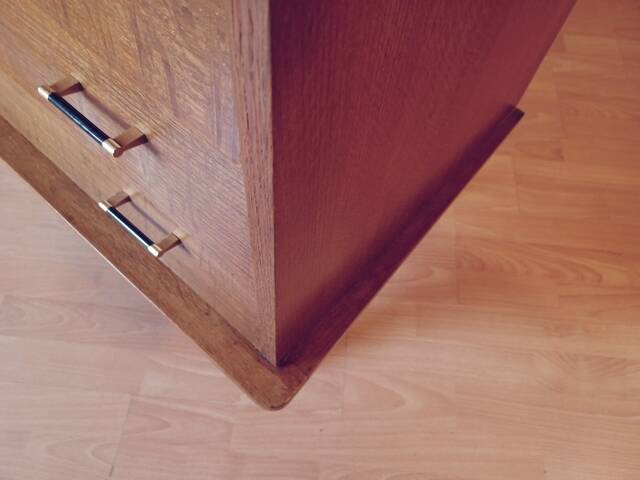 Vintage slanted commode with tapered legs from the 1960s in golden oak.