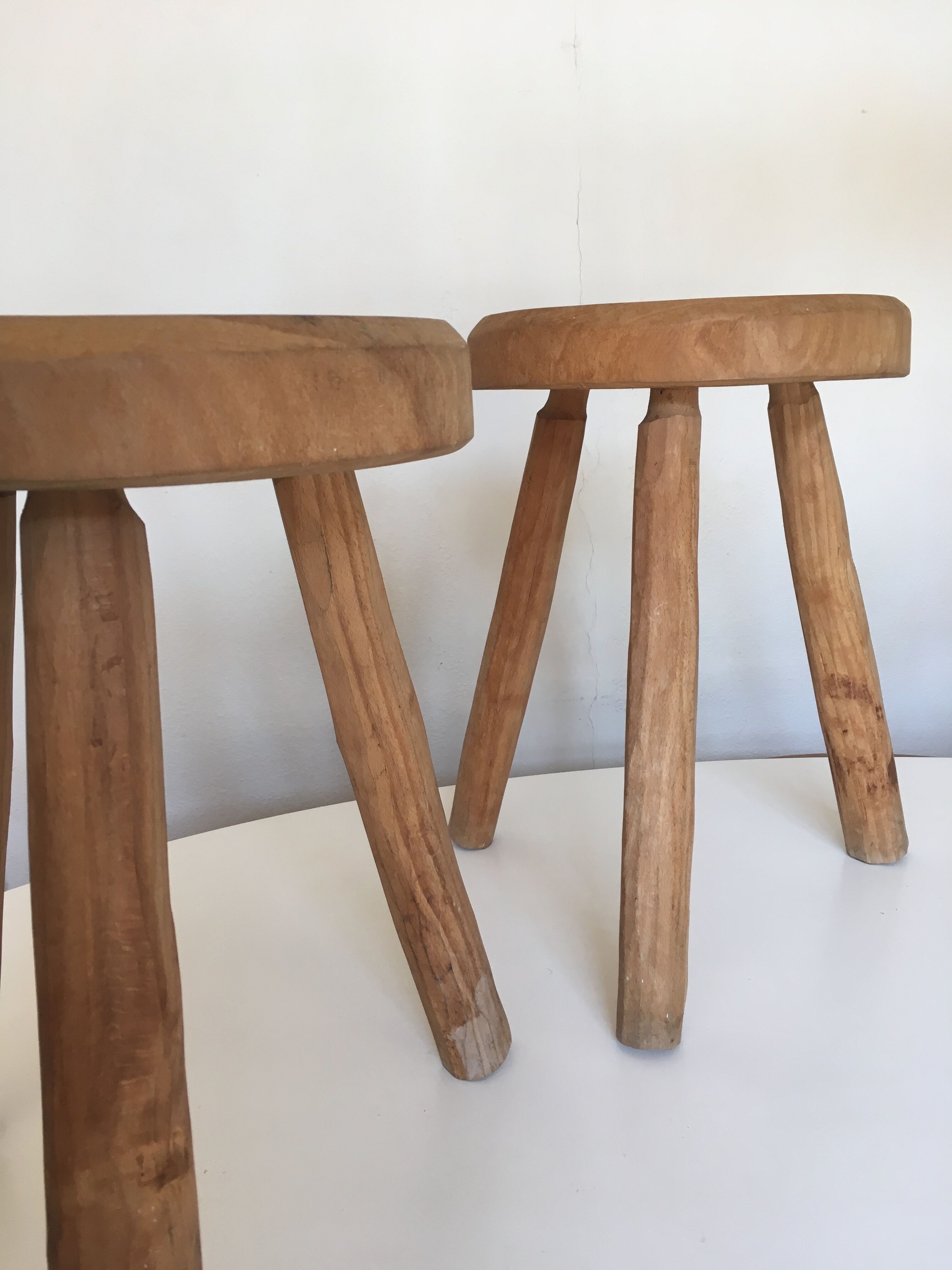 Pair of tripod stools of farm in raw Elm