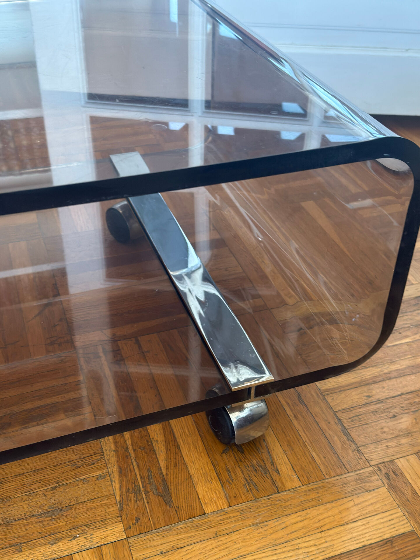 Table basse en Plexiglas fumé Michel Dumas