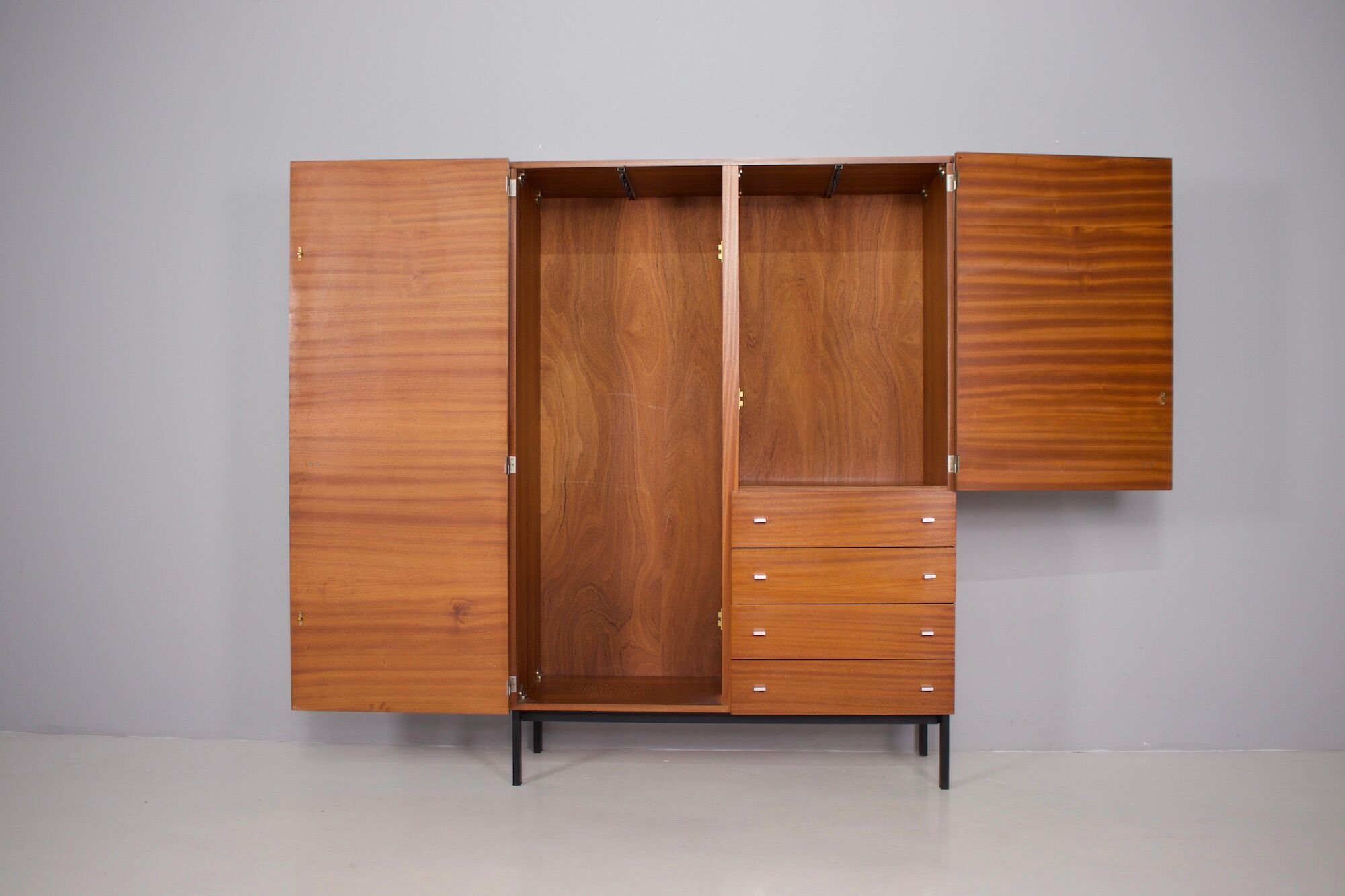 Wardrobe by Pierre Guariche, Meurop edition